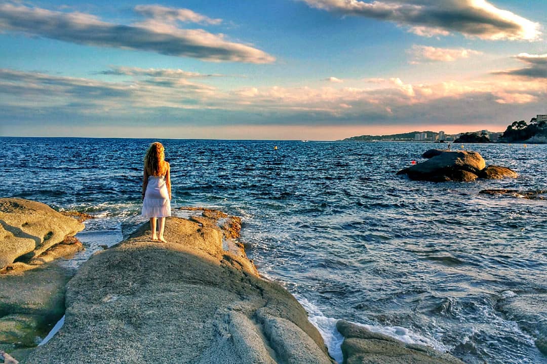 @joancm55 "Cal pensar que més enllà de l'horitzo hi ha quelcom encara més trascendent i curull de bellesa. Bona nit a totes i tots"