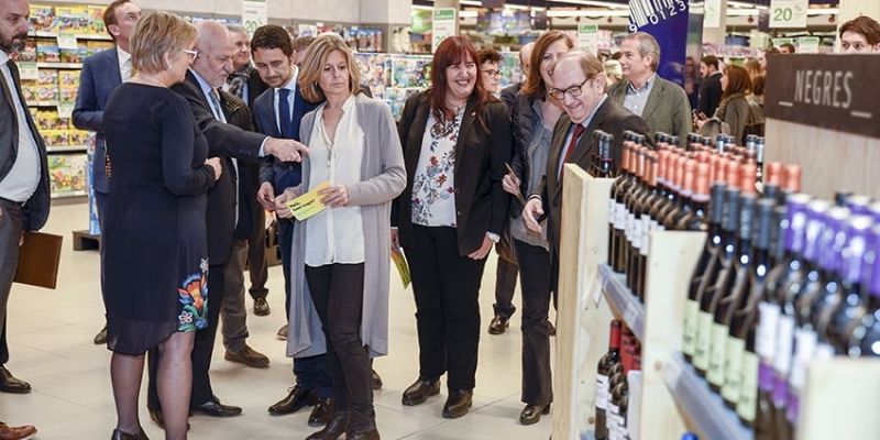 Les autoritats han fet un tomb per l'espai de l'hipermercat. FOTO: Bernat Millet