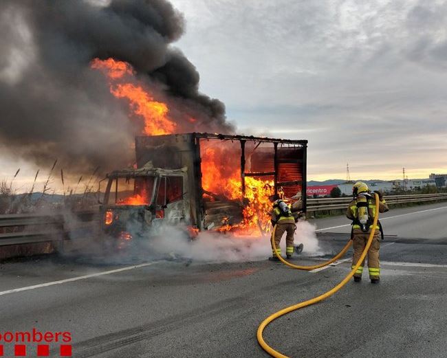 Imatge del camió cremat. FOTO: Bombers