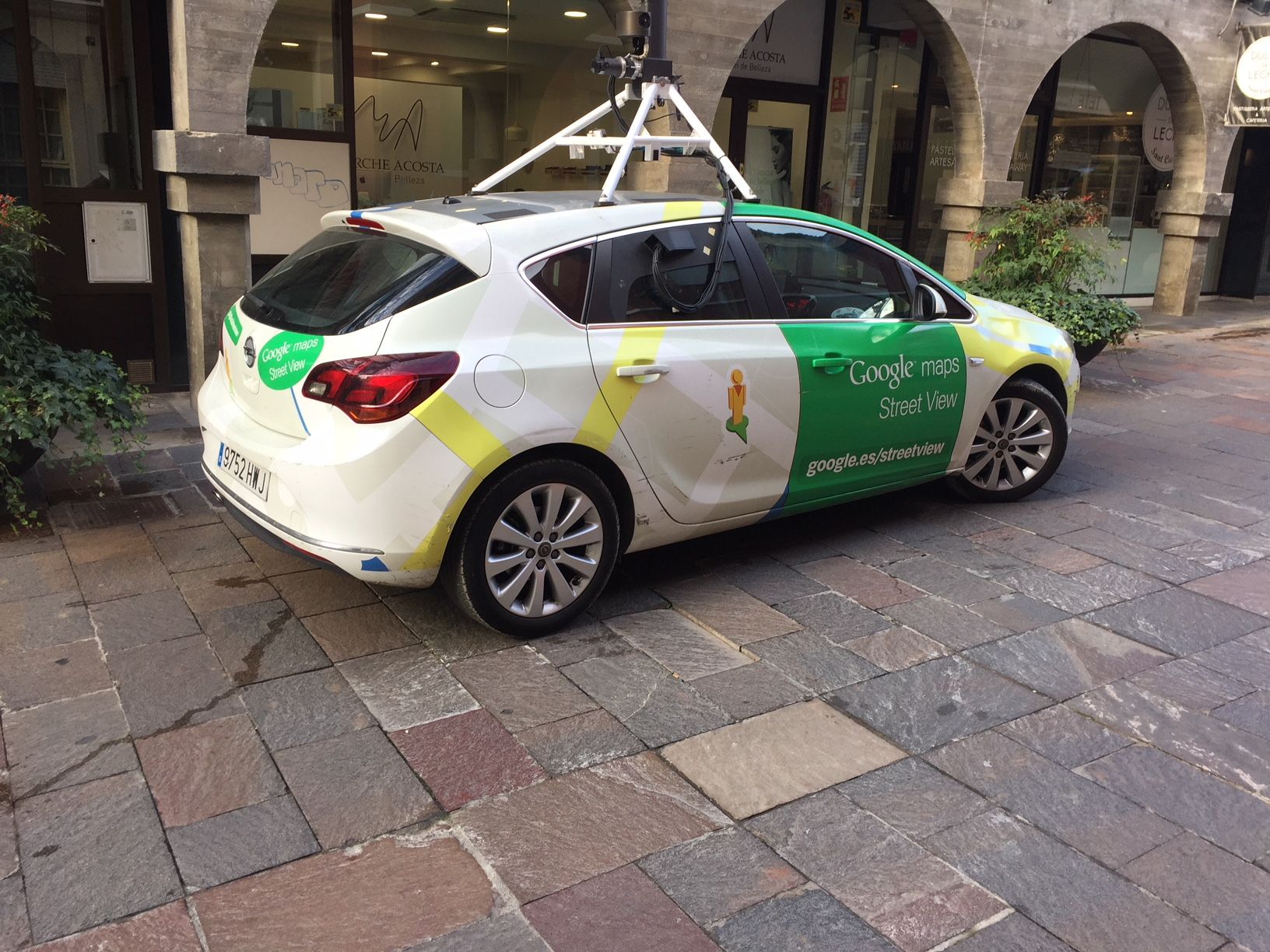 El cotxe de Google Maps apareix periòdicament pels carrers de Sant Cugat. FOTO: Tot Sant Cugat