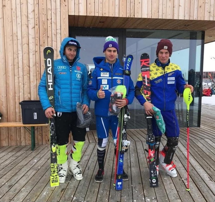 Albert Ortega, al centre de la imatge, després d'imposar-se en una de les proves. FOTO: Real Federación Española Deportes de Invierno