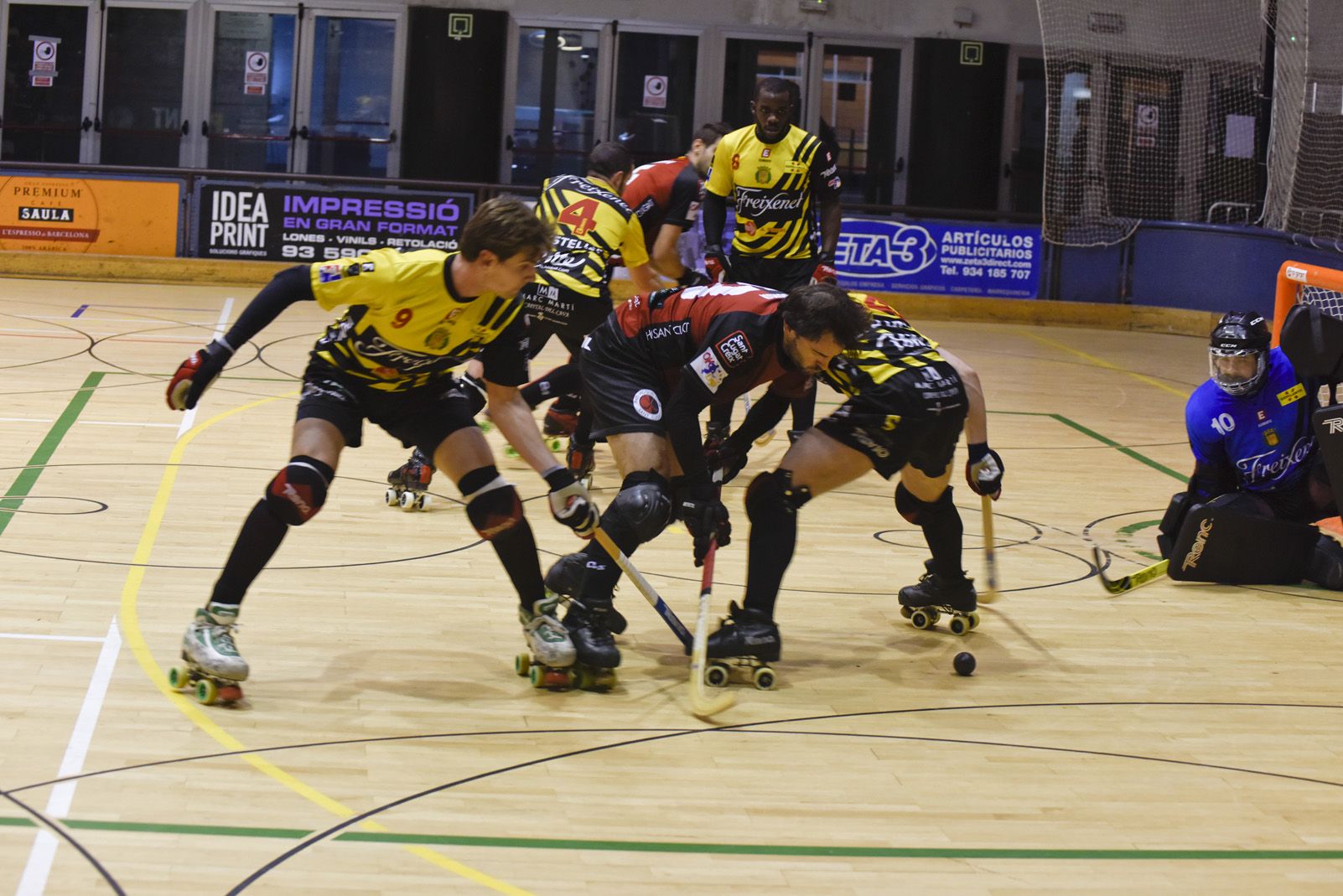 Borja Ferrer intenta desempallegar-se de diversos jugadors del CE Noia Freixenet. FOTO: Bernat Millet