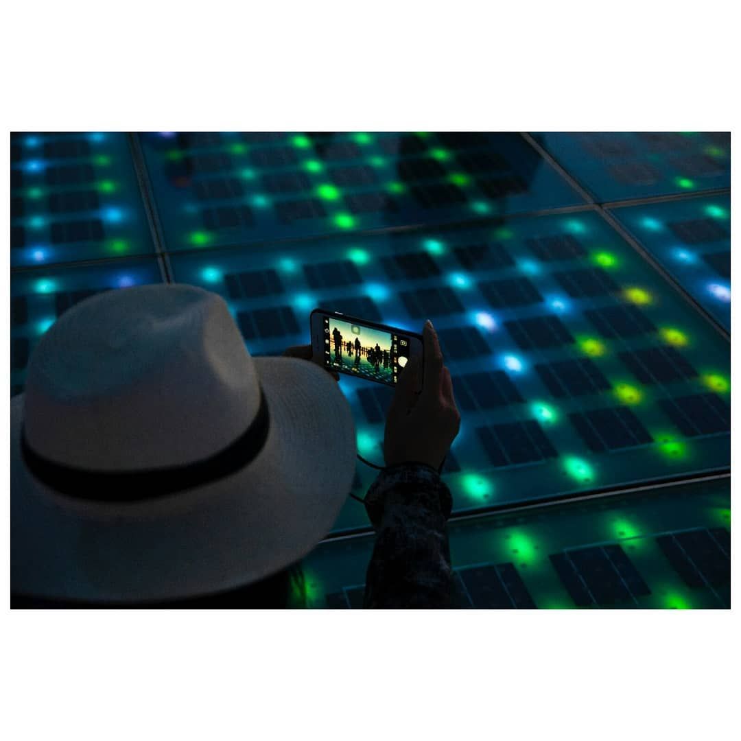 @Lalisibina "Llums a través del móvil"