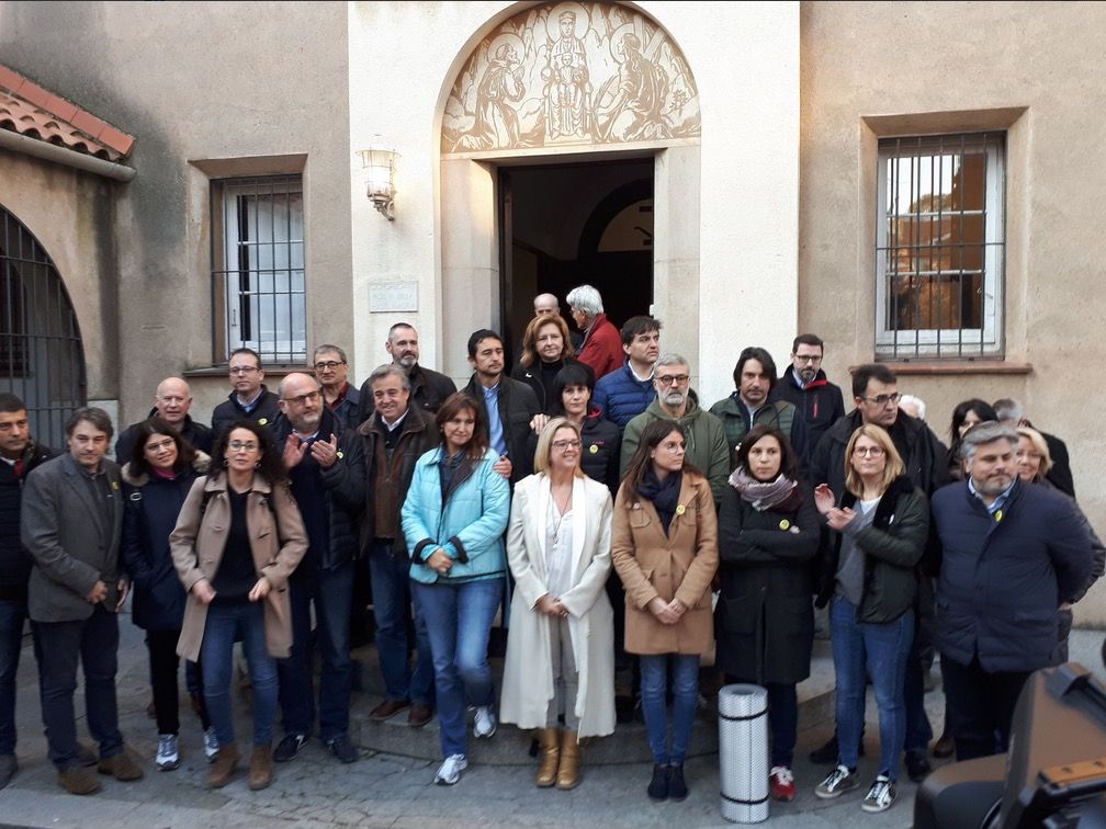 Imatge de l'arribada dels diputats i diputades, i els consellers i conselleres als Caputxins. FOTO: @juntsXCat