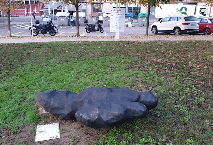 L'escultura que ha aparegut a terra a Sant Cugat. FOTO: Cedida