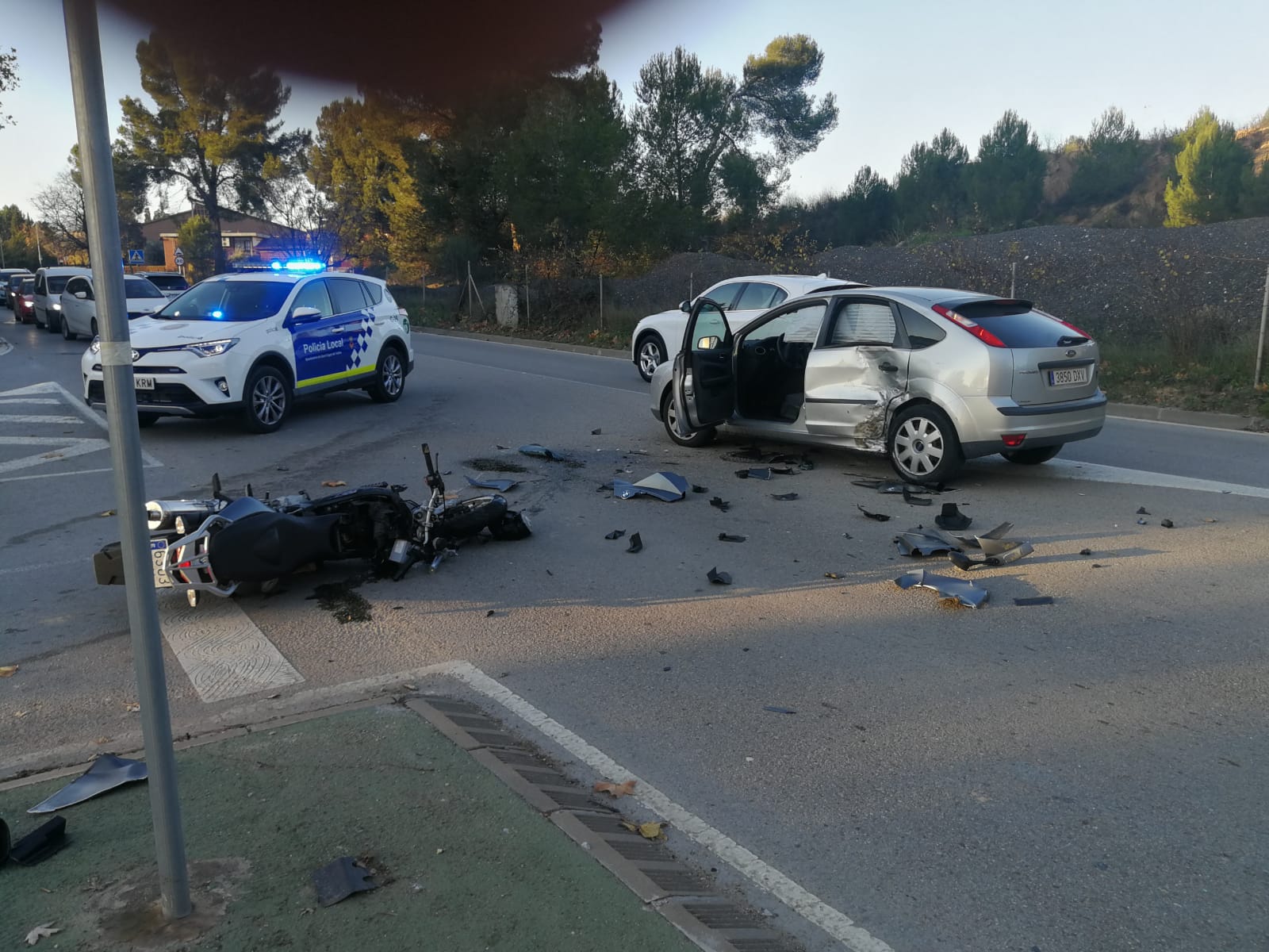 Accident entre una moto i un cotxe a Sant Cugat del Vallès. FOTO: Bernat Millet