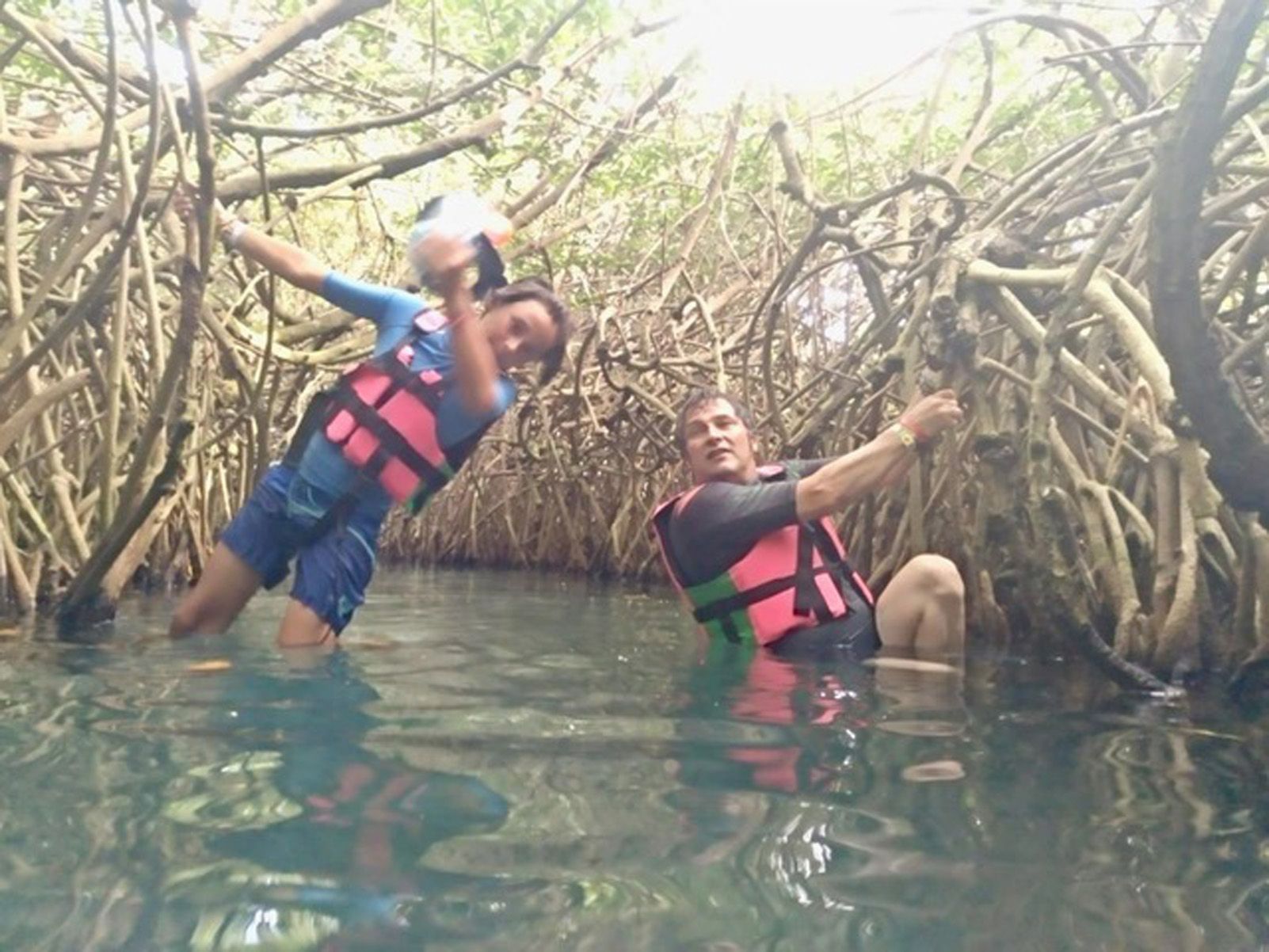 Ana Calahorra "entre los manglares"