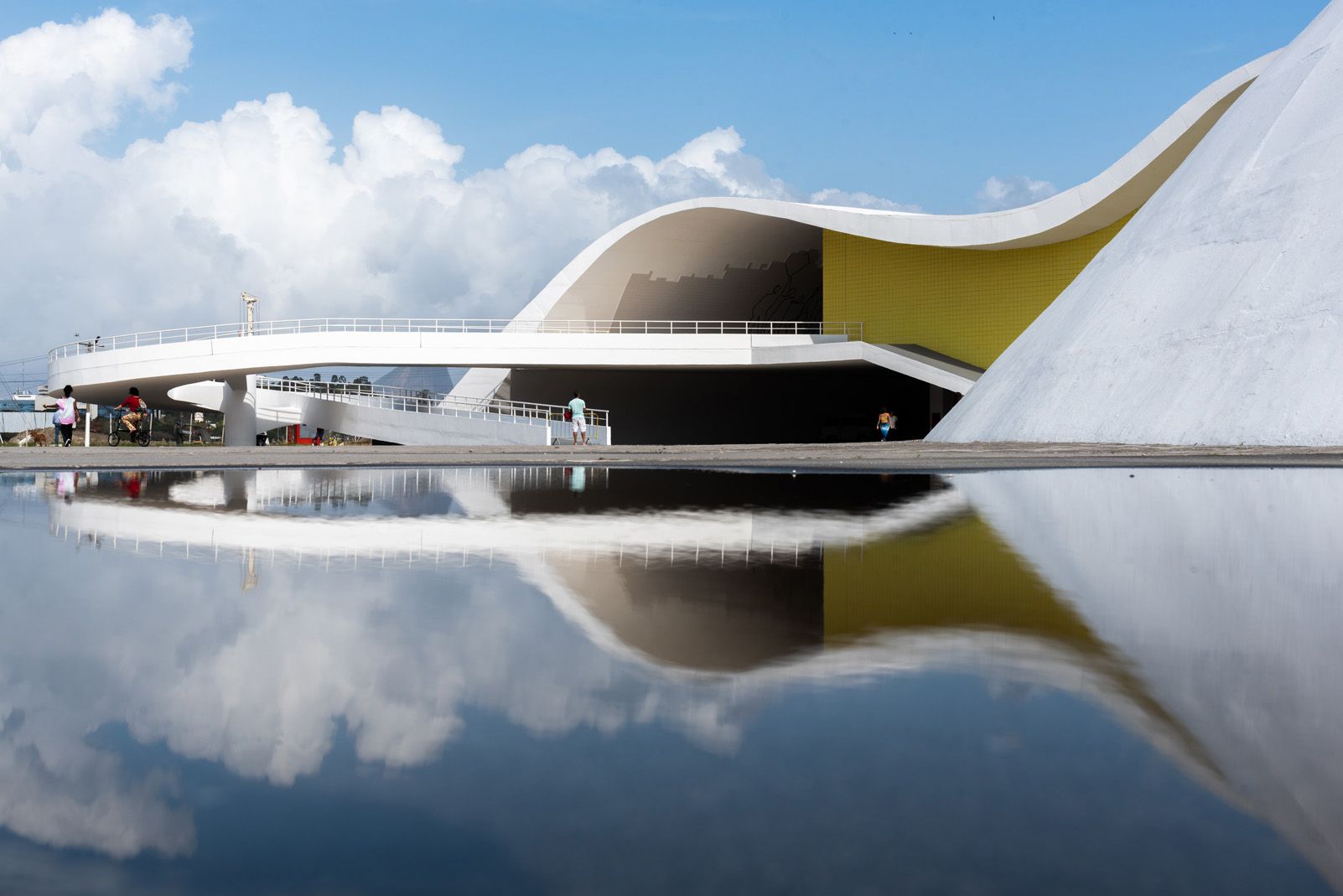 Antoni Zamora Fernandez "El Teatre popular emmirallat"