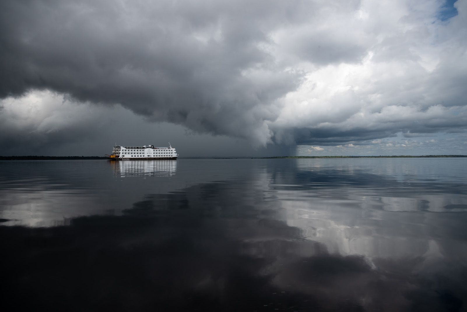 Antoni Zamora Fernandez "Tempesta sobre la calma del Riu Negro"