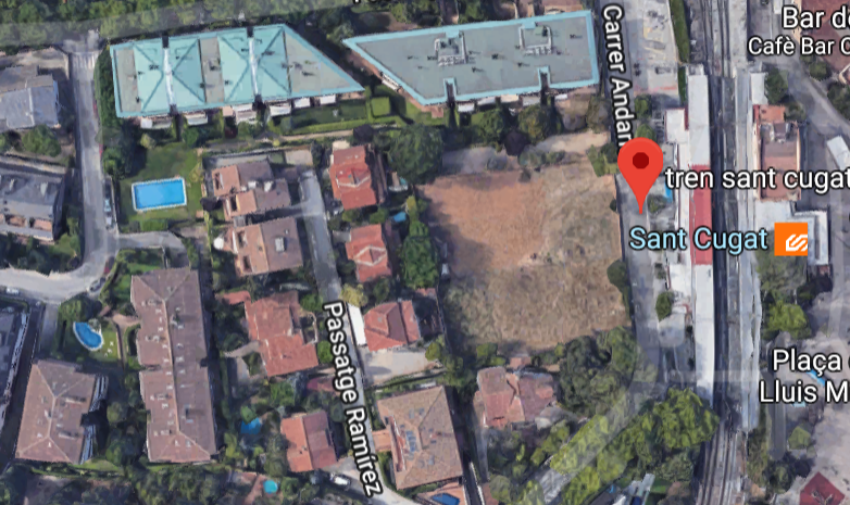 El solar de darrera l'estació de Sant Cugat acollirà l'aparcament de bicis FOTO: Google Maps