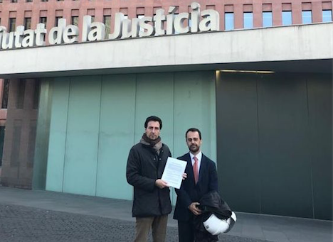 El PP ha interposat una demanda per la presència de la pancarta a favor dels presos polítics a l'Ajuntament. FOTO: cedida