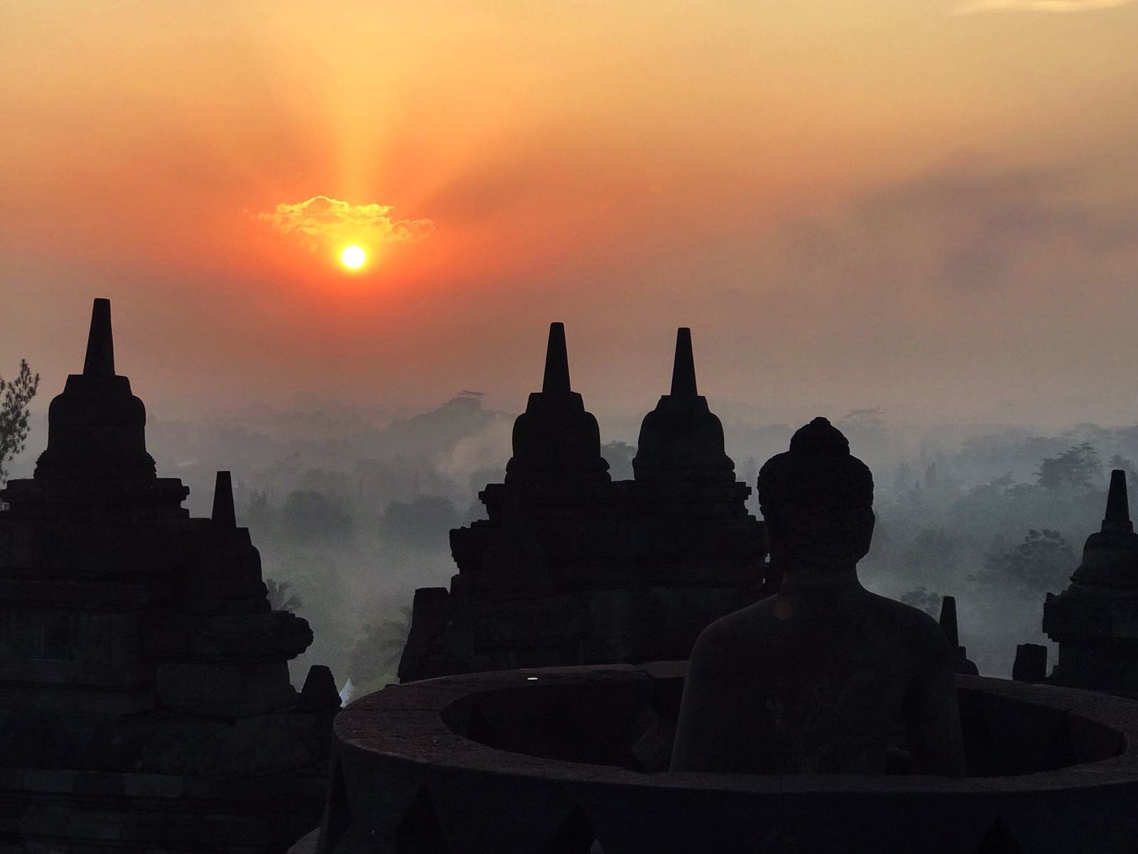 Maria Bardají "Amanecer en Borobudur"