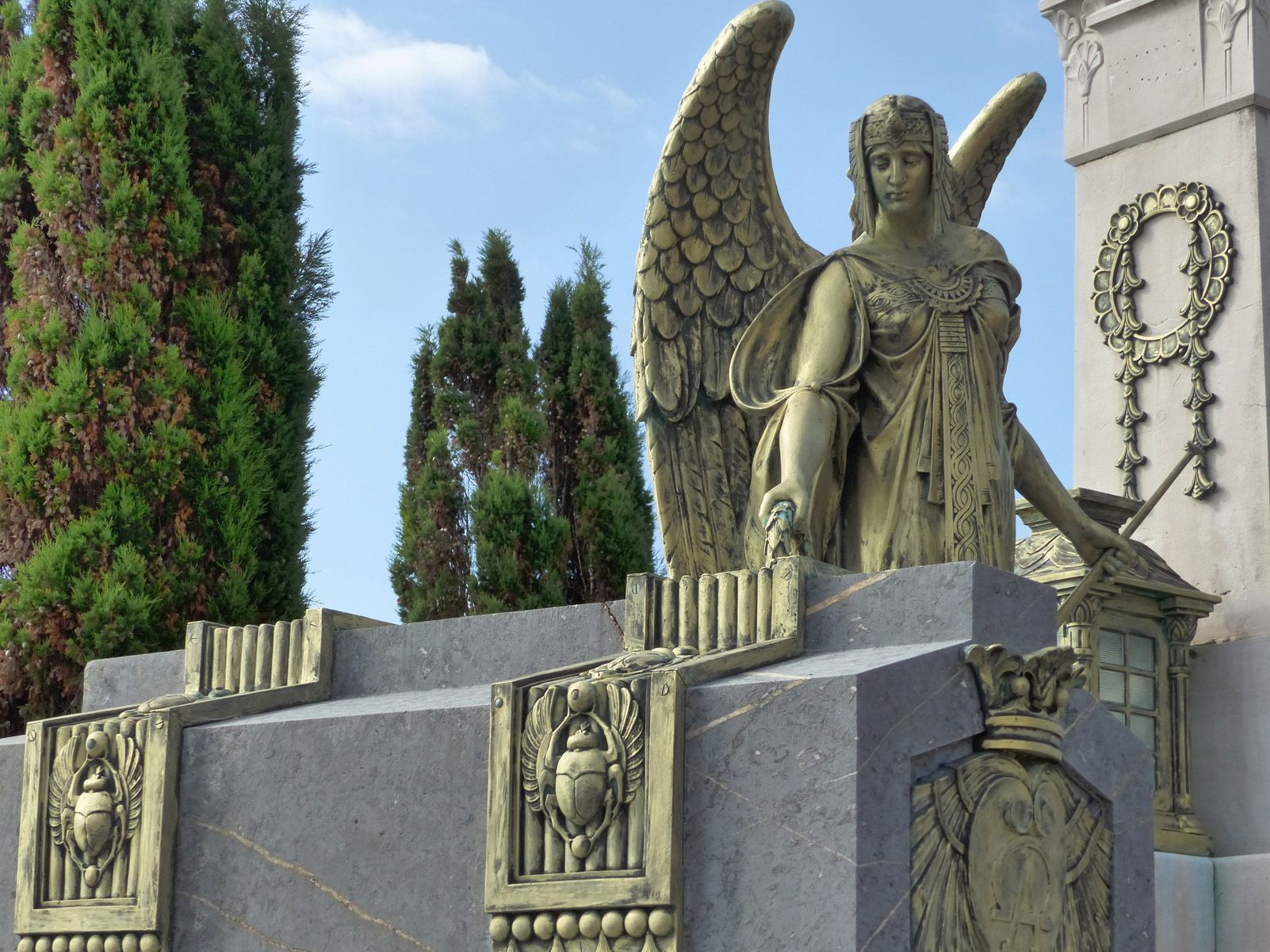 Mayte Fernández Iglesias "Cripta en cementerio de Ballena."