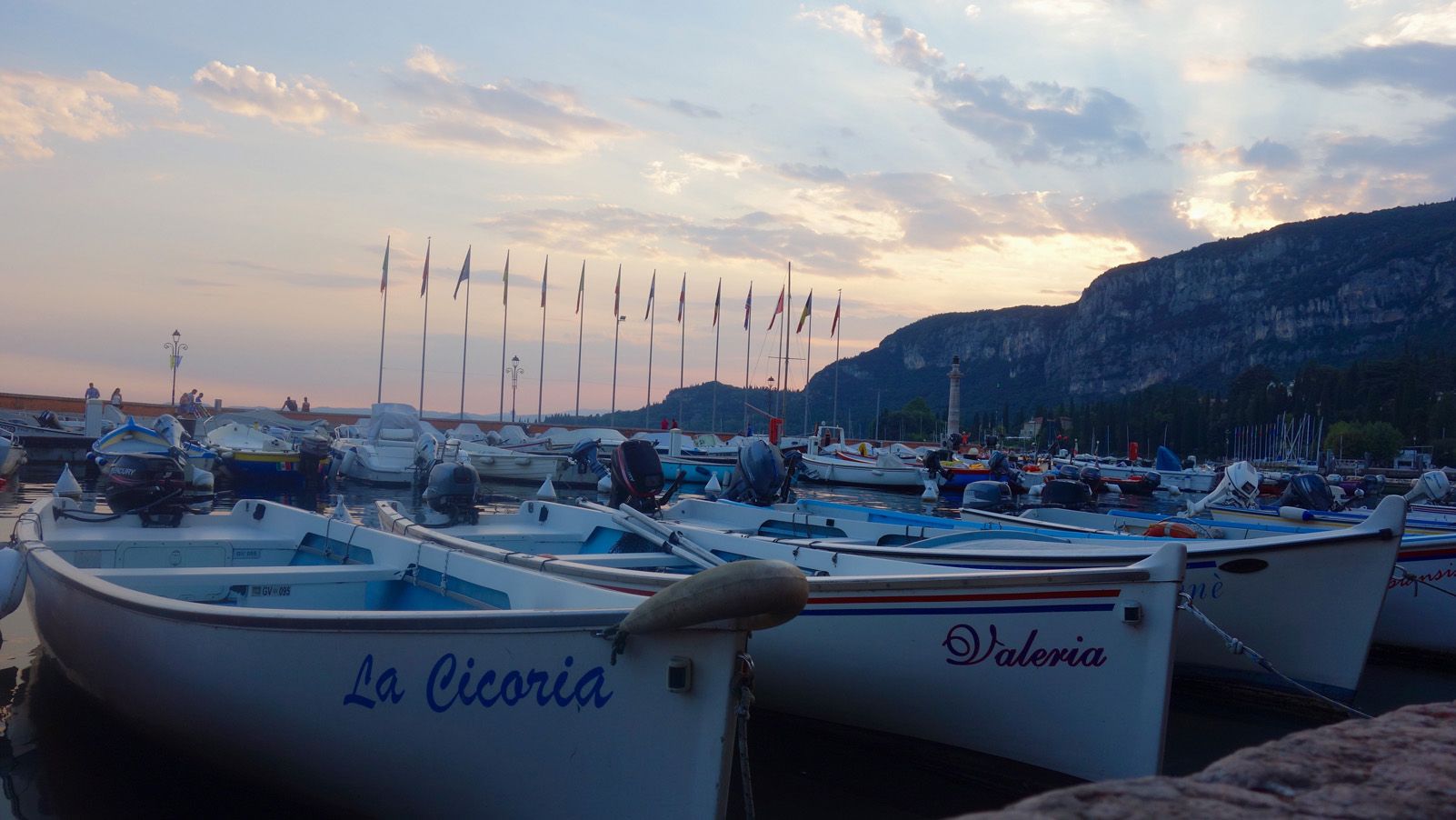 Pedro Ruiz Ruiz "Tramonto sul lago"