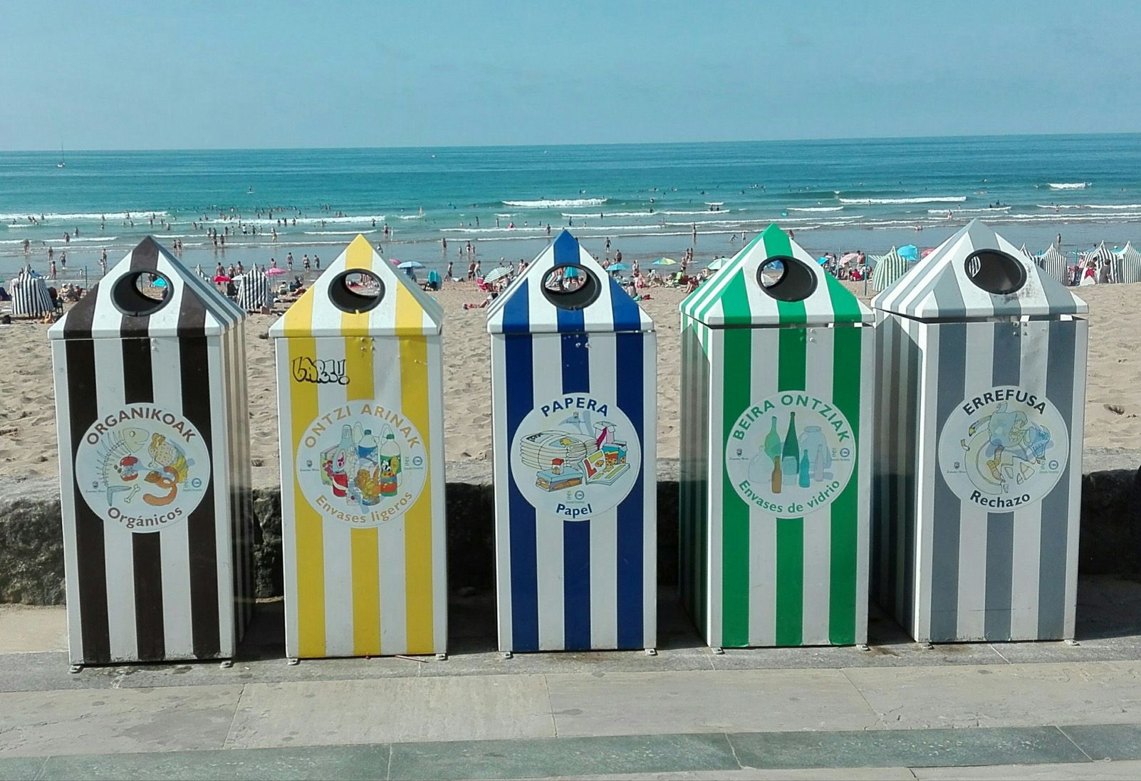 Pepi Quiñonero "Contenidors barrufets."