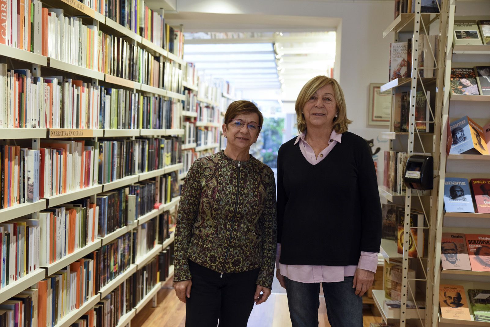 L'Adela i la Neus a la llibreria Paideia. Foto: Bernat Millet