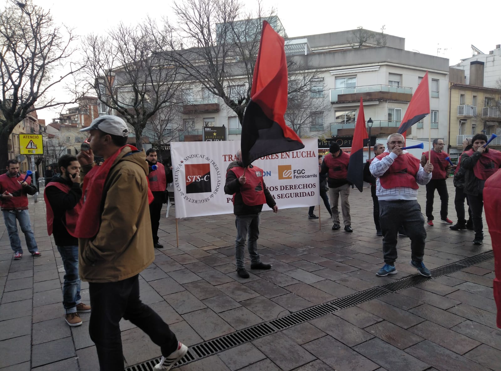 Treballadors de seguretat d'FGC manifestant-se davant de l'estació de Sant Cugat. FOTO: Ferran Mitjà