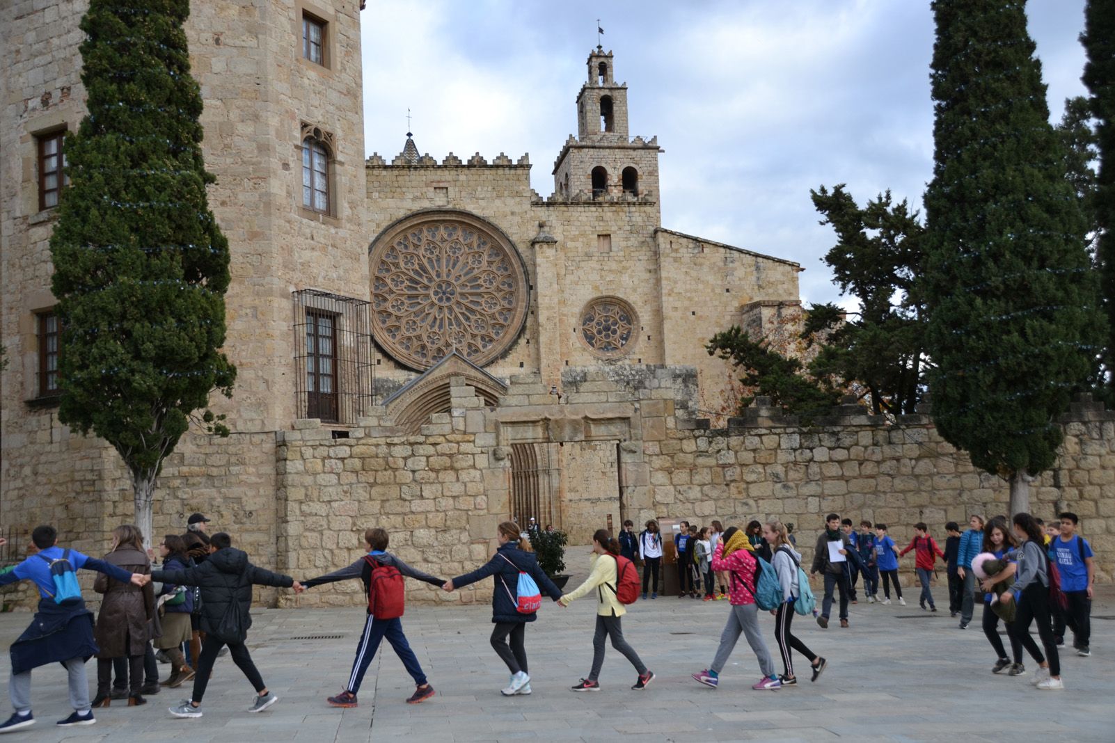 Cadena solidària amb La Marató de l'IES Pla i Farreras. FOTO: Sílvia Polanco