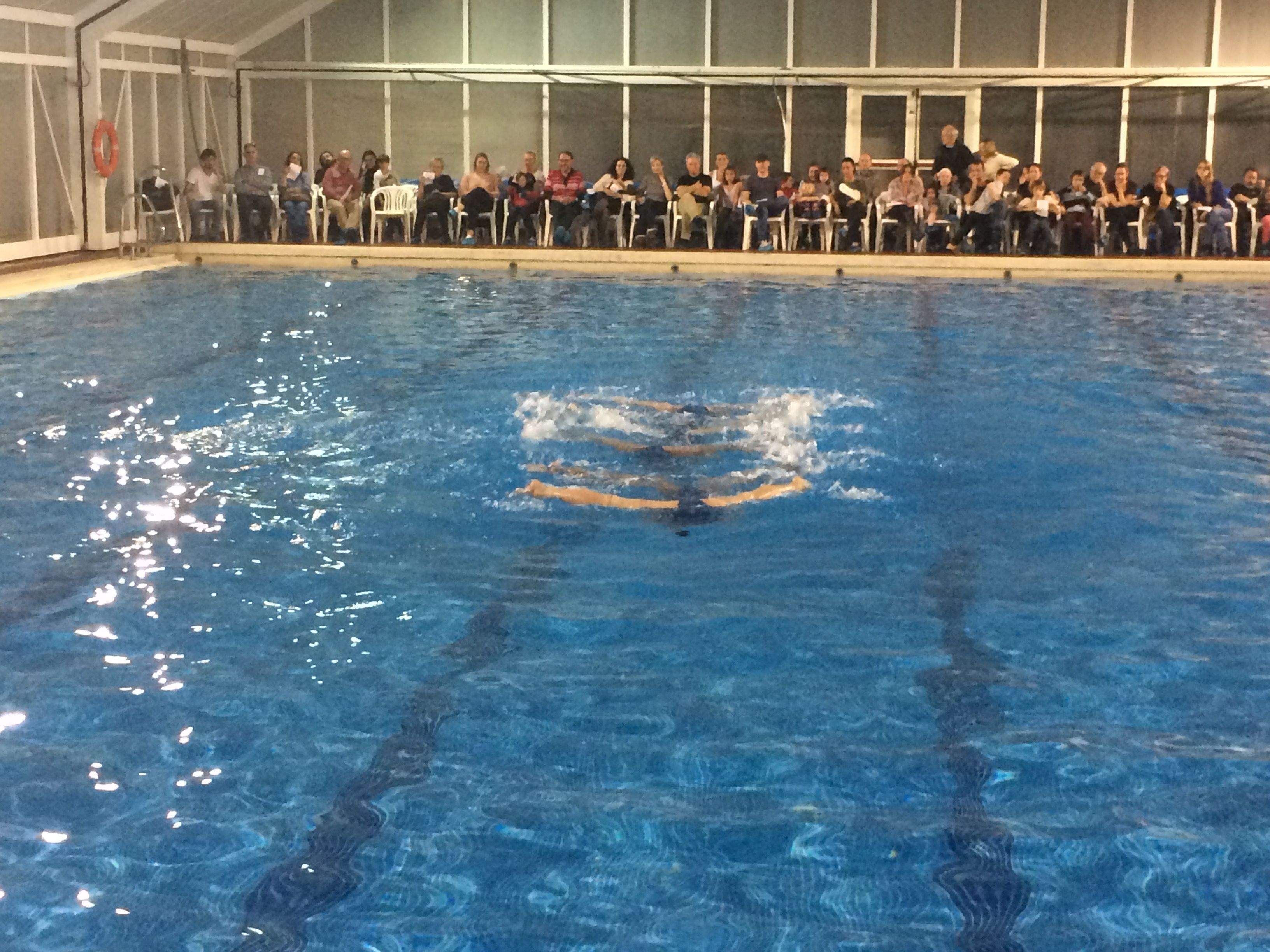 Exhibició de Nadal de natació artística del Club Natació Valldoreix. FOTO: Àlex López Puig