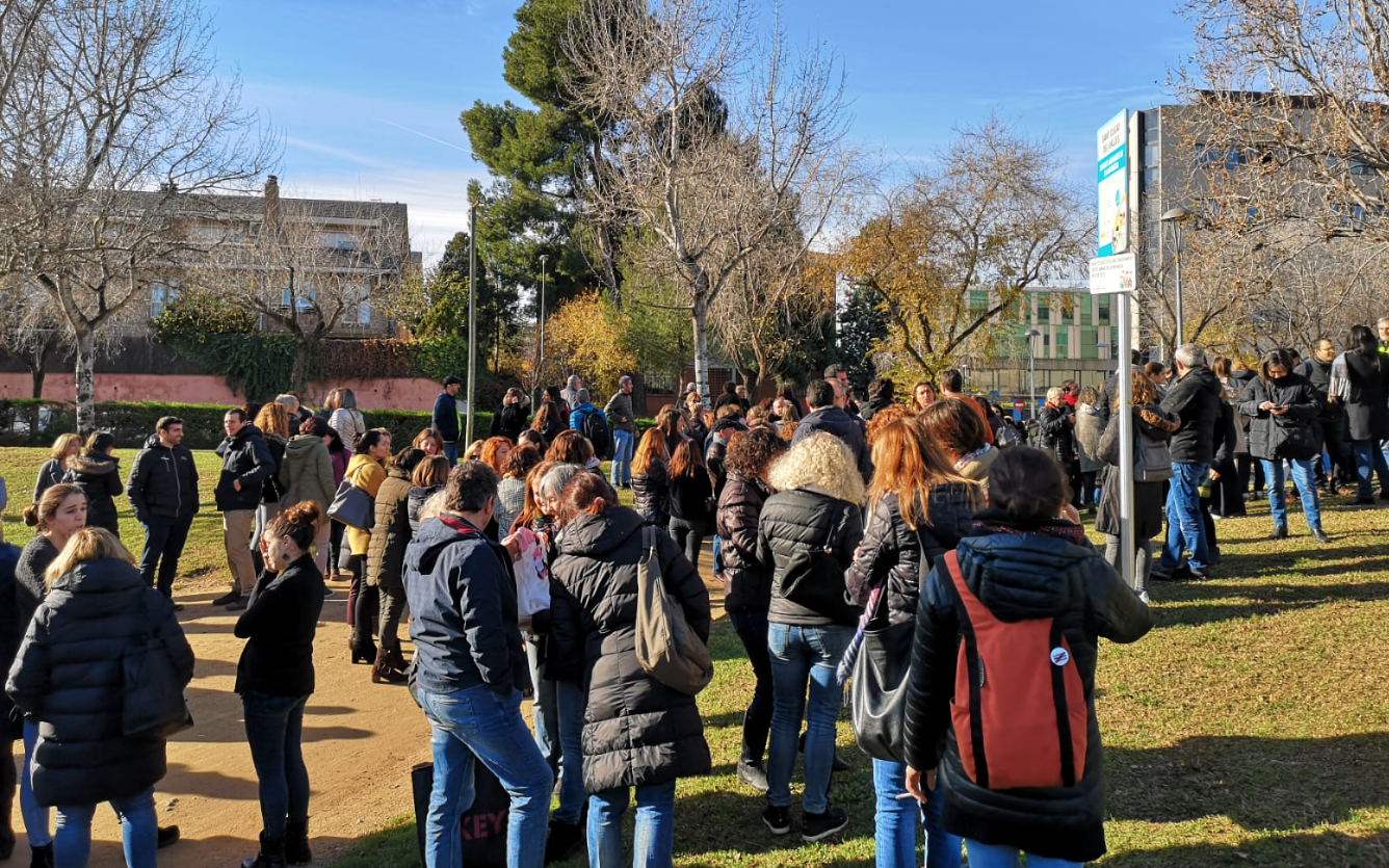 Els treballadors de l'Ajuntament de Sant Cugat, evacuats al parc de Ramon Barnils FOTO: Cedida