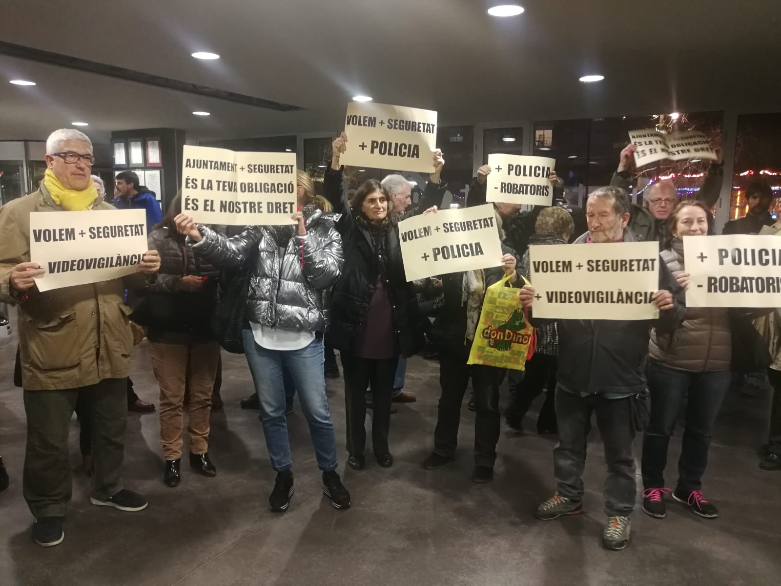 Un grup de persones reclama més seguretat contra els robatoris i entren a l'Ajuntament. FOTO: Bernat Millet
