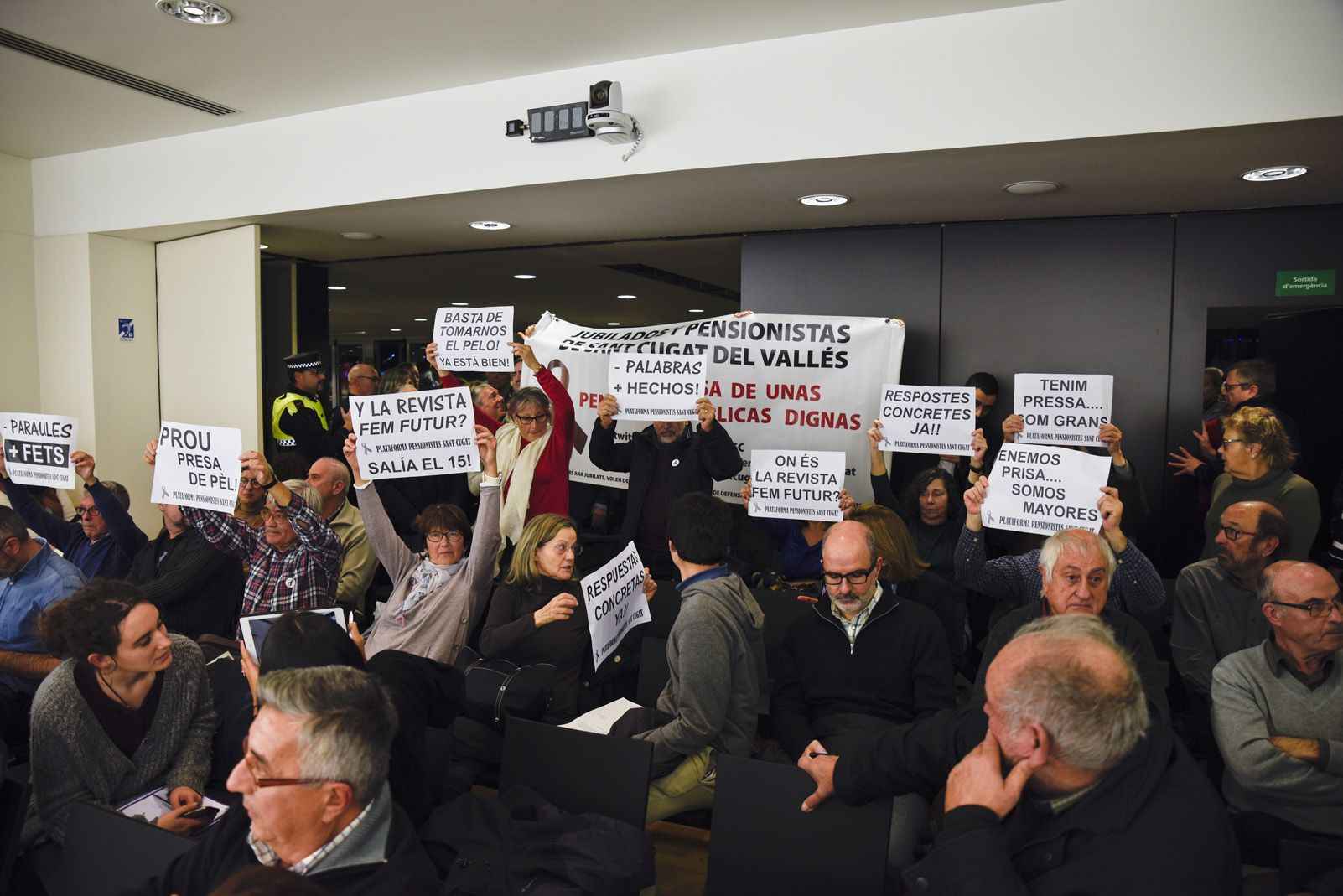 Protesta per més seguretat al ple municipal. FOTO: Bernat Millet
