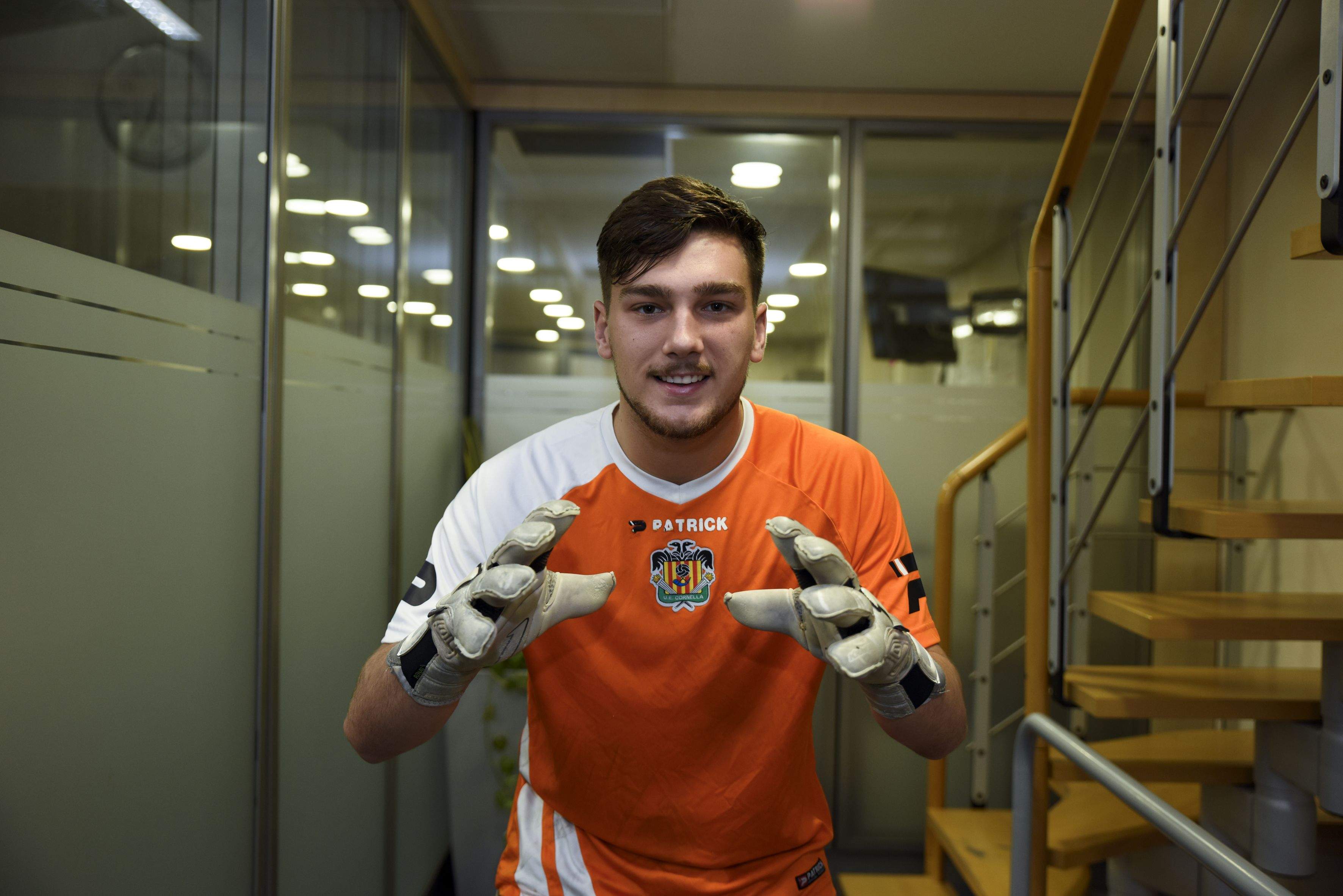 Ramon Juan és el porter titular de la UE Cornellà de futbol, que milita a la 2a Divisió B. FOTO: Bernat Millet