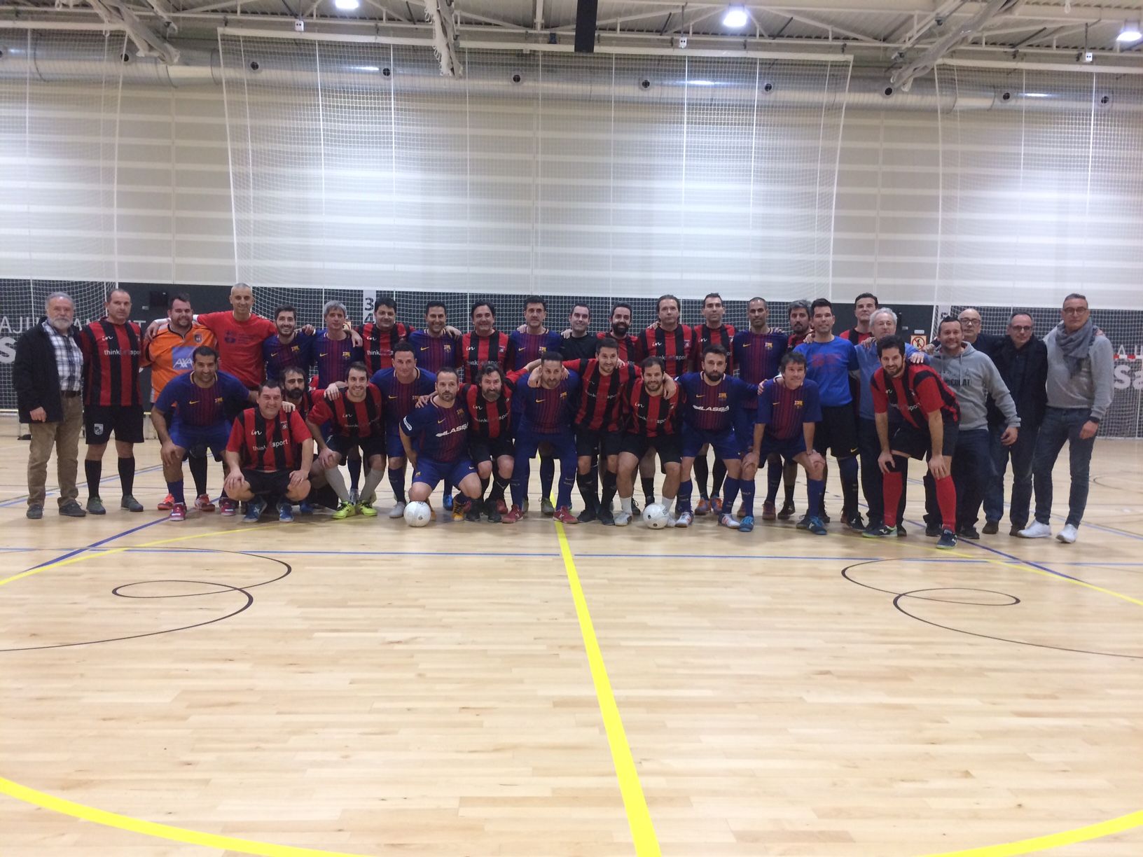 Els equips veterans del Futbol Sala Sant Cugat i el FC  Barcelona s'han enfrontat pel 40è aniversari del FS Sant Cugat. FOTO: Àlex López Puig