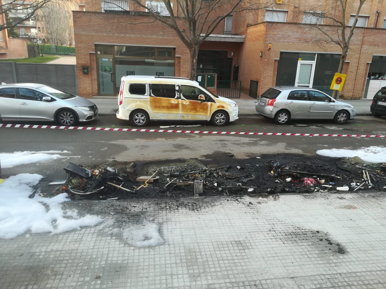 L'incendi de contenidors del 28 al 29 de desembre va afectar també diversos vehicles FOTO: Cedida