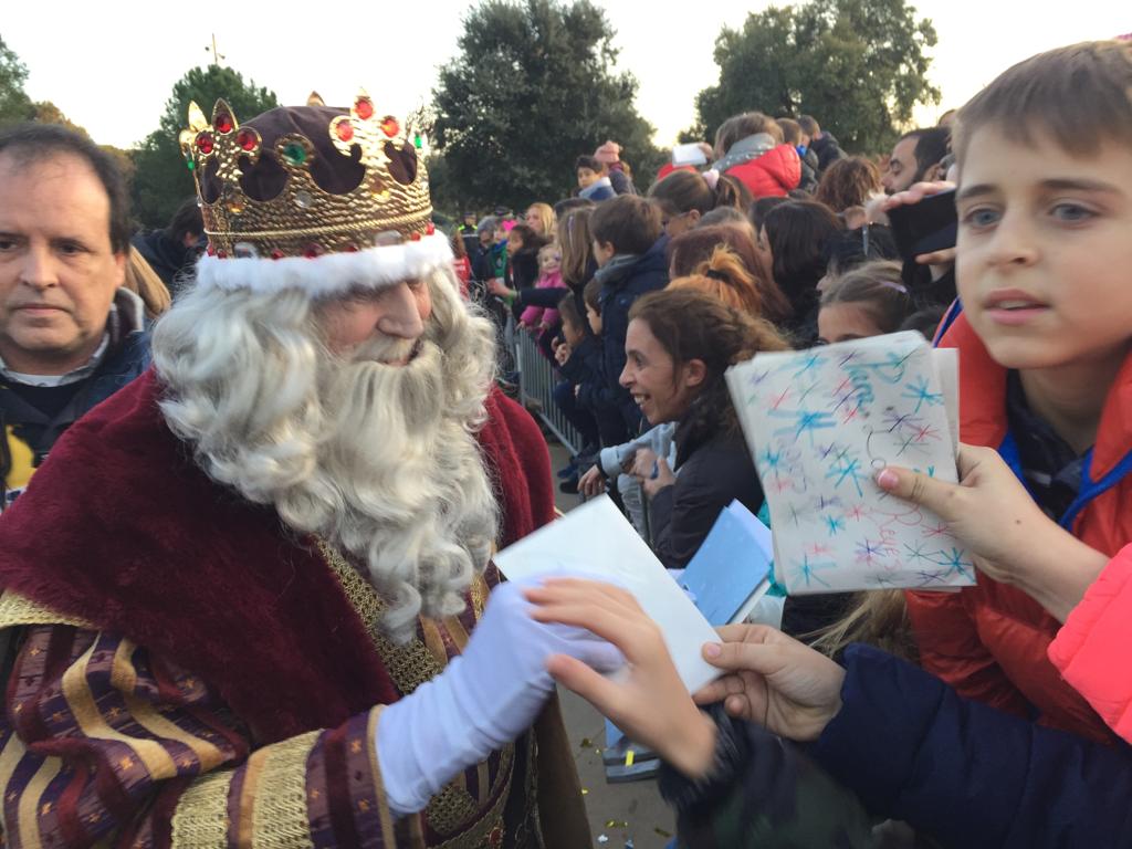Melcior recollint cartes just després d'aterrar al parc de l'Arboretum. FOTO: F.Mitjà