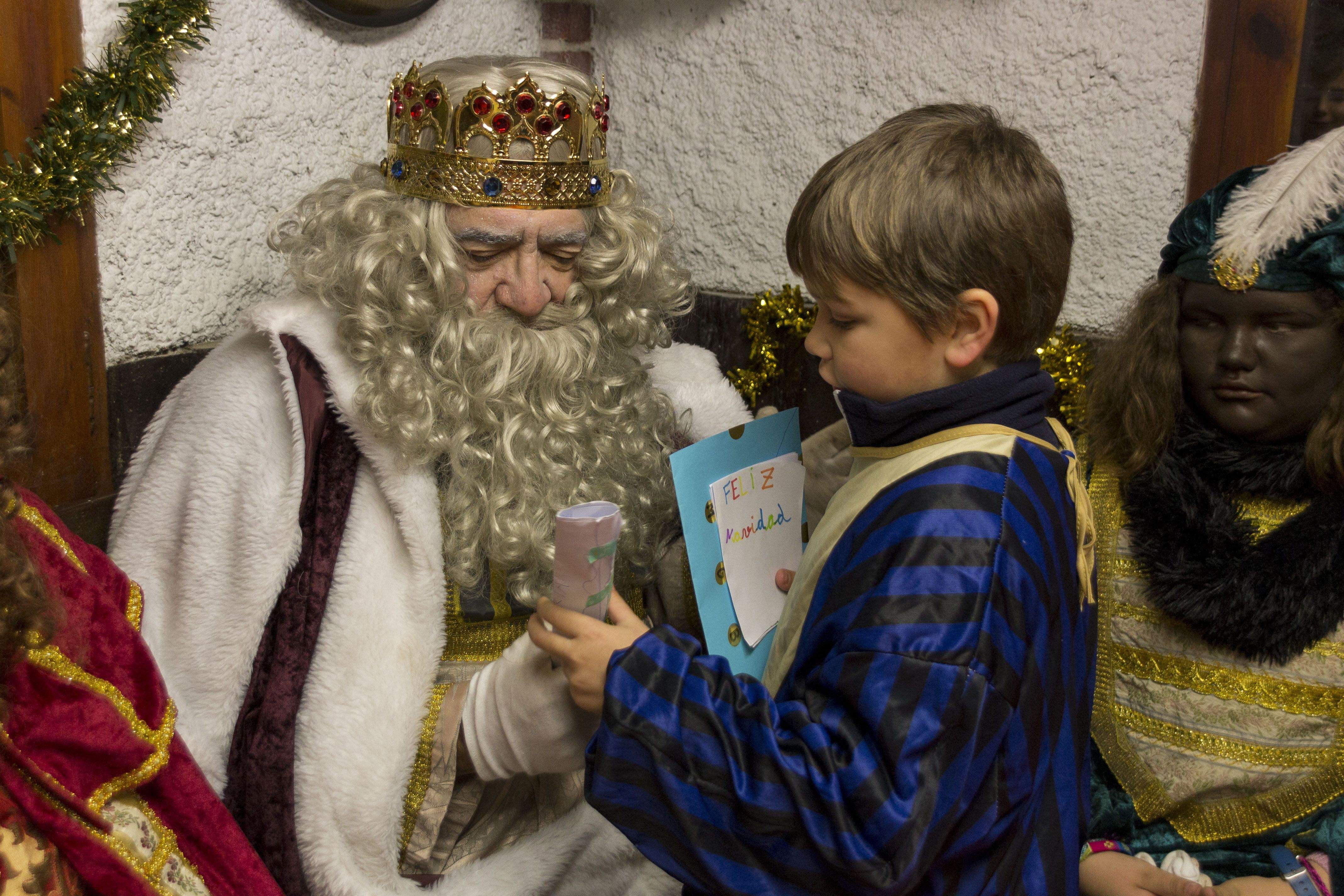 Els Reis d'Orient han rebut els infants a Ca l'Avi a les Planes. FOTO: Paula Galván