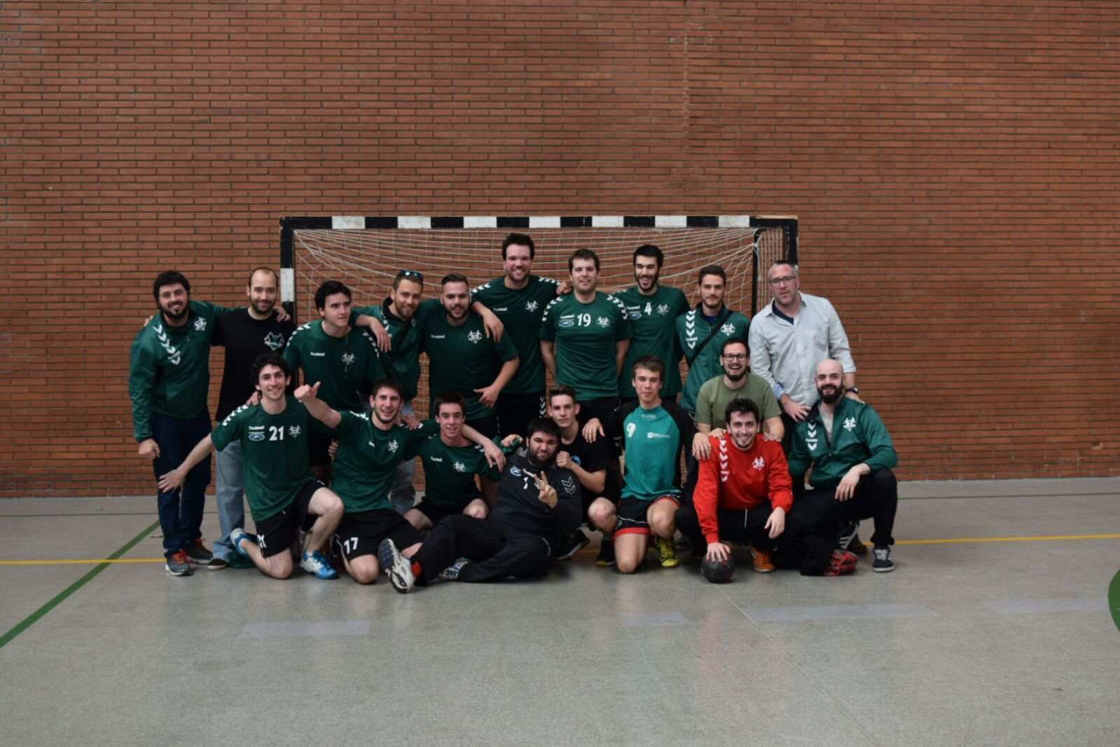  Porteros el quart per la dreta i dalt amb ulleres de sol : FOTO Cedida Club Handbol Valldoreix