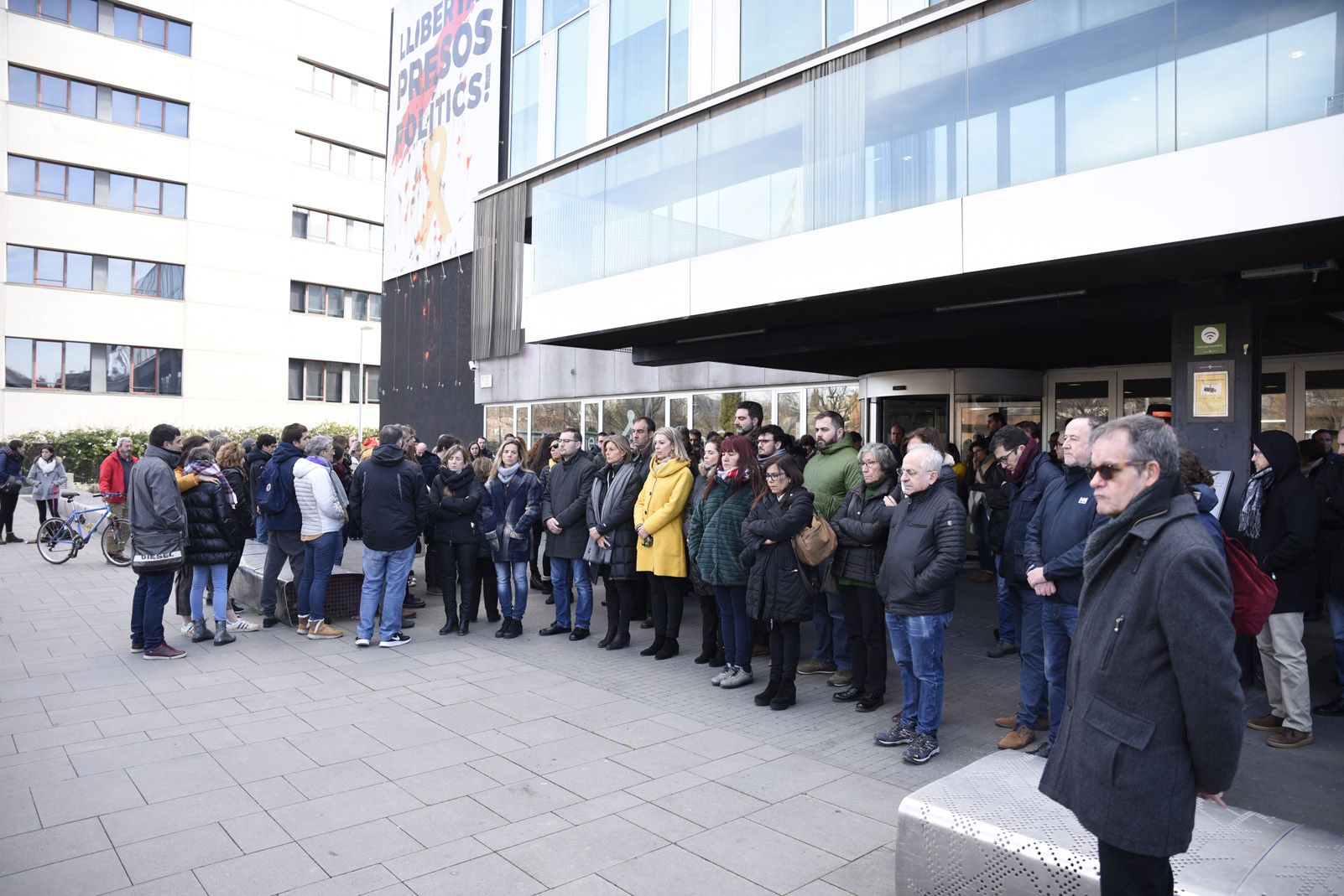 Els 5 minuts de silenci a l'Ajuntament. FOTO: Bernat Millet