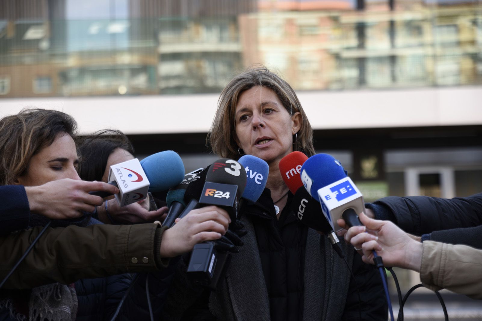 L'alcaldessa de Sant Cugat atenent als mitjans de comunicació. FOTO: Bernat Millet