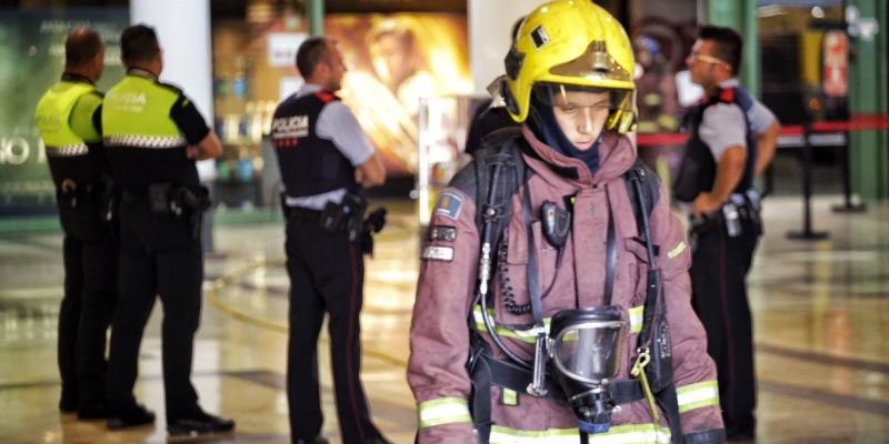 Un bomber en l'incendi als Cinemes de Sant Cugat. FOTO: Artur Ribera