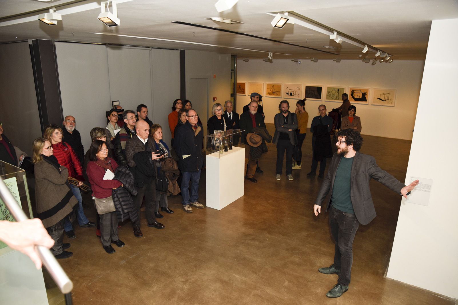 El comissari de l'exposició, David Armengol, comenta una de les obres. FOTO: Bernat Millet