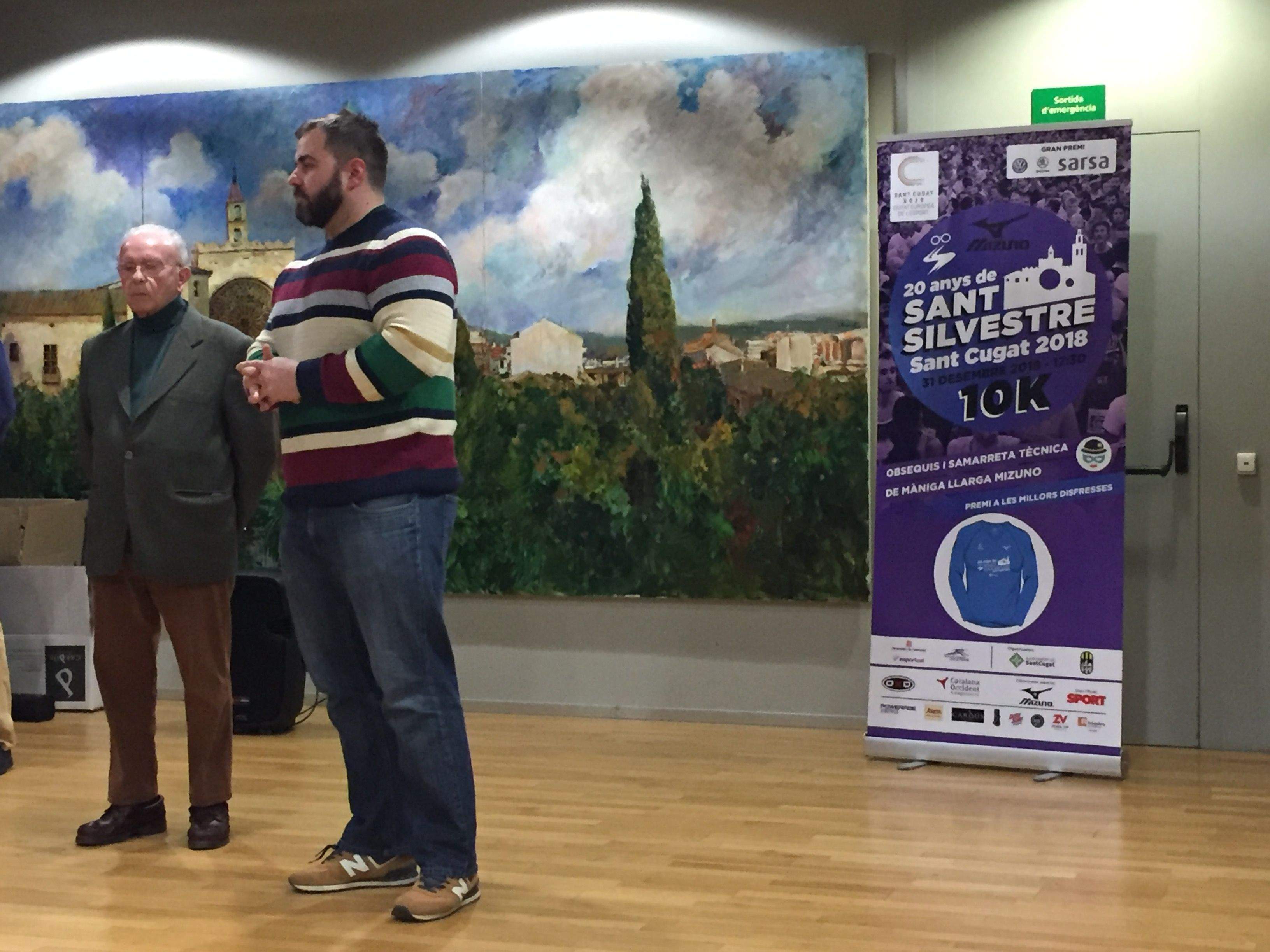 Domingo López i Eloi Rovira, aquest divendres, 11 de gener, durant l'entrega de premis de la 9a Sant Silvestre de Sant Cugat. FOTO: Àlex López Puig