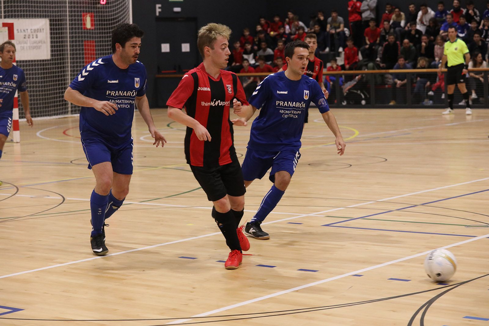 Iñaki Rosés, de l'Olímpyc Floresta FS, a la dreta de la imatge. FOTO: Lali Álvarez