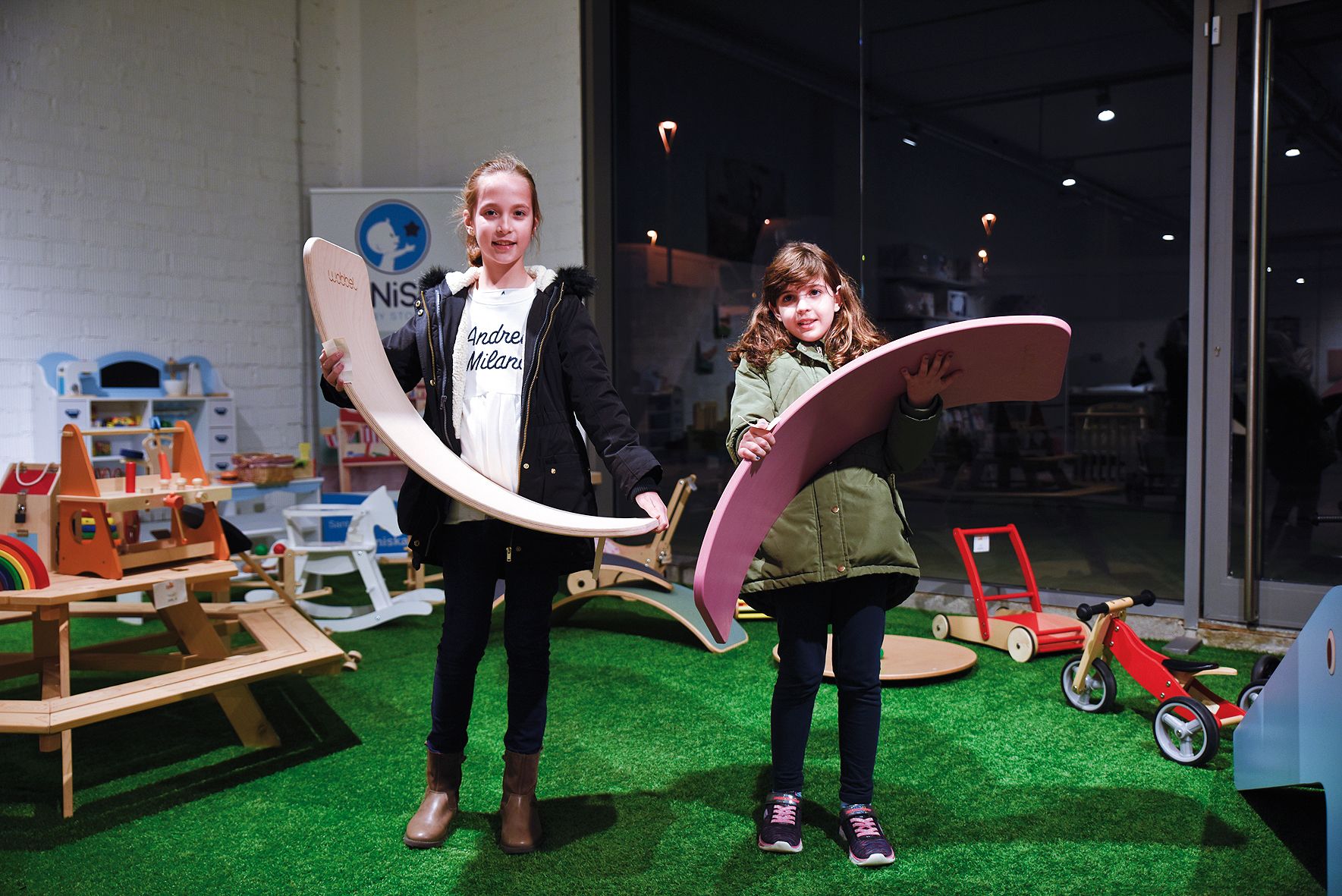 Laia Martínez i Alba Checa recollint el premi  del concurs de postals de Nadal del TOT FOTO: Bernat Millet