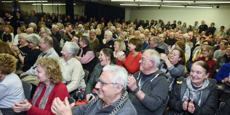 La sala d'actes del Casal Torreblanca plena de gom a gom. FOTO: Bernat Millet