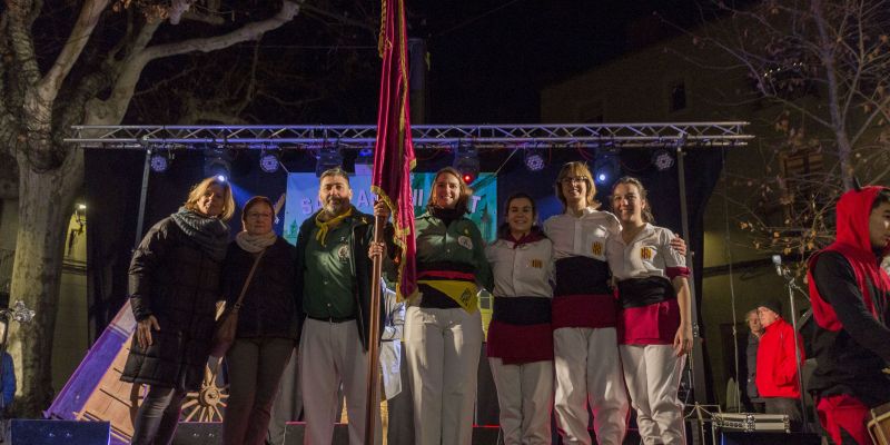 Moment dels traspàs de la bandera de Sant Antoni. FOTO: Paula Galván.
