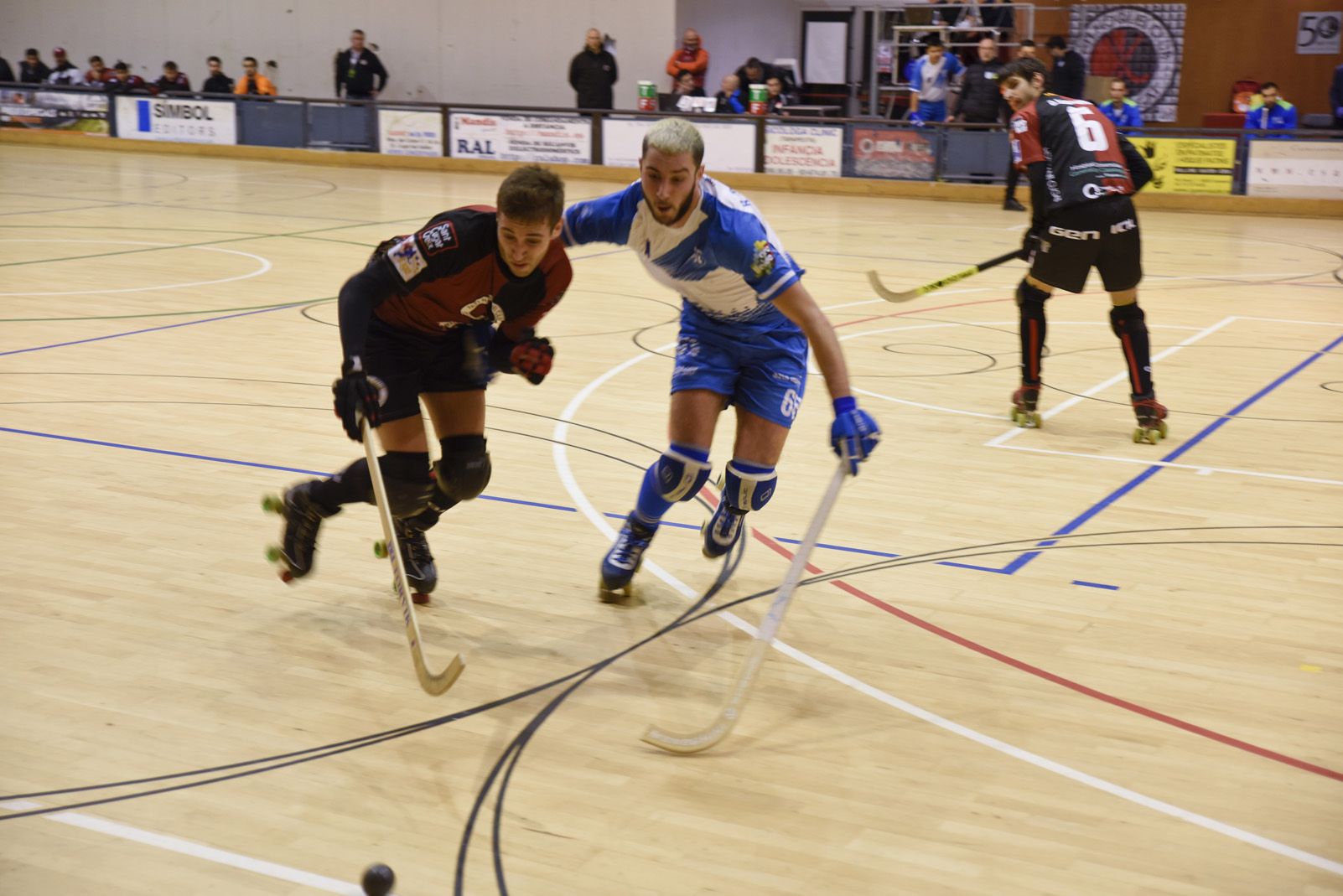 Joan Farnés, en una acció del partit amb Roberto di Benedetto, jugador del CE Lleida Llista Blava. FOTO: Bernat Millet
