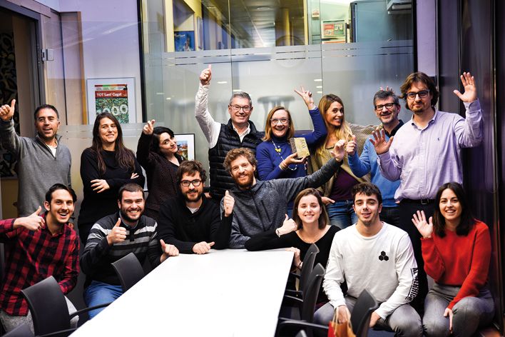 Part de l’equip del TOT Sant Cugat amb Montse Moral a la redacció de la publicació