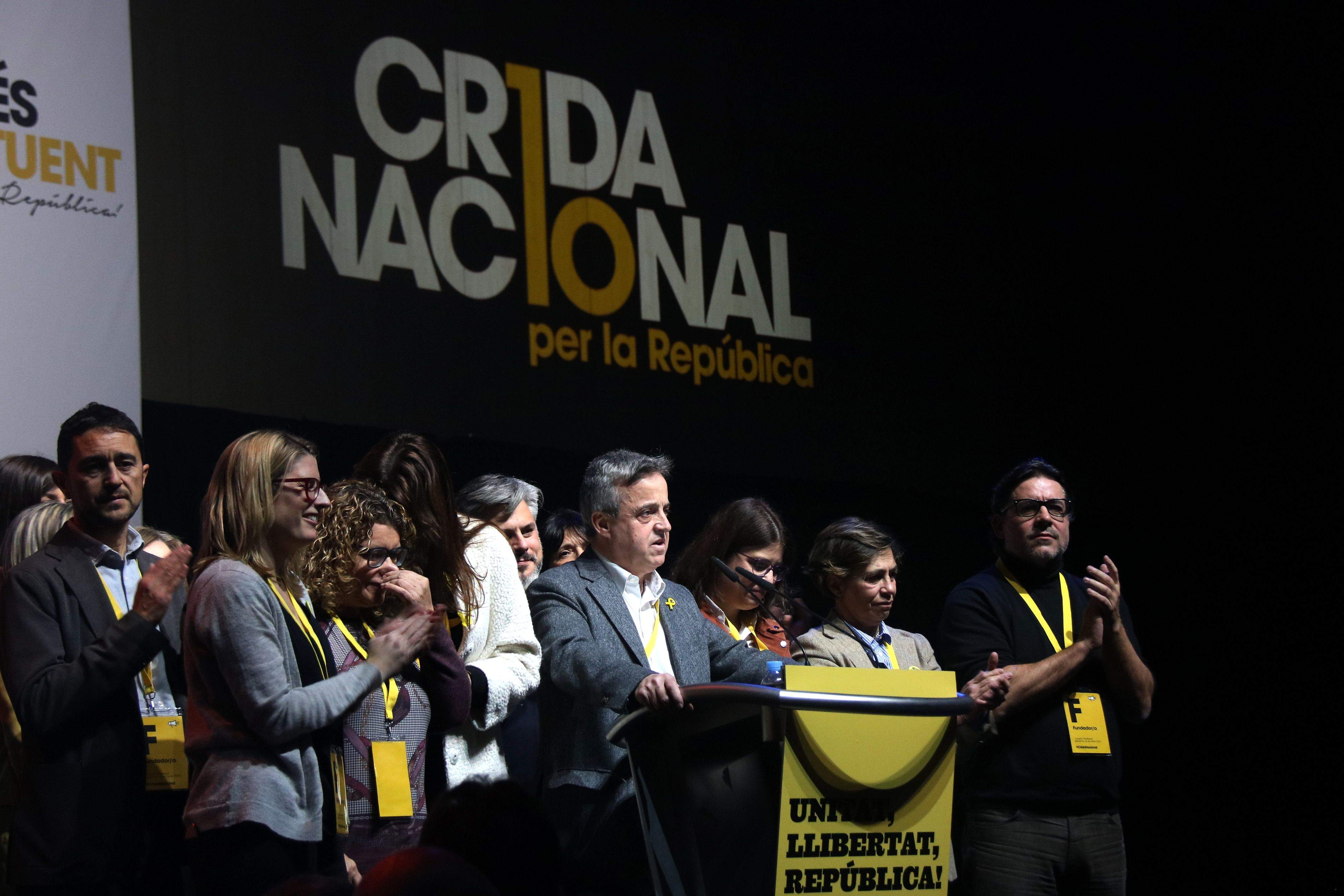 Els dirigents de la Crida recent escollits amb Toni Morral al centre, aquest 26 de gener. Calvet, a l'esquerra FOTO: ACN/ Pere Francesch