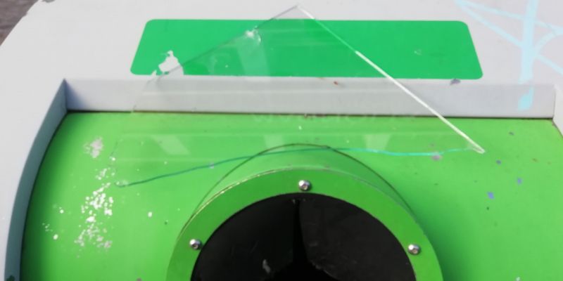 El vidre amb el qual es va tallar. FOTO: Cedida