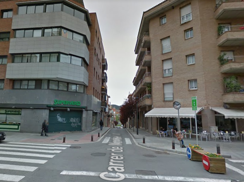 El carrer de Montserrat, escenari del robatori, creua amb l'avinguda de Cerdanyola FOTO: Google Maps