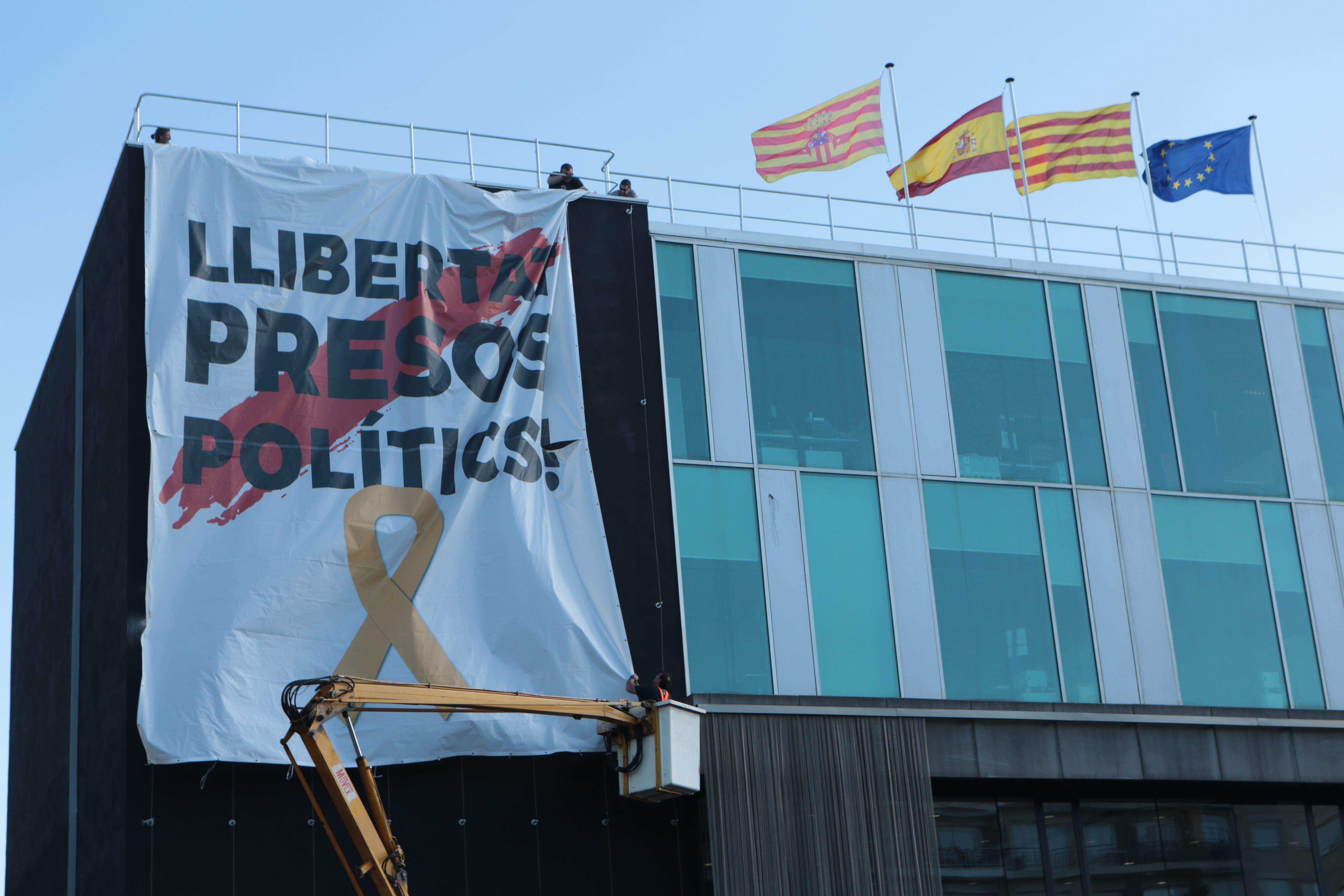 Pancarta a favor de la llibertat dels presos polítics. FOTO: Artur Ribera