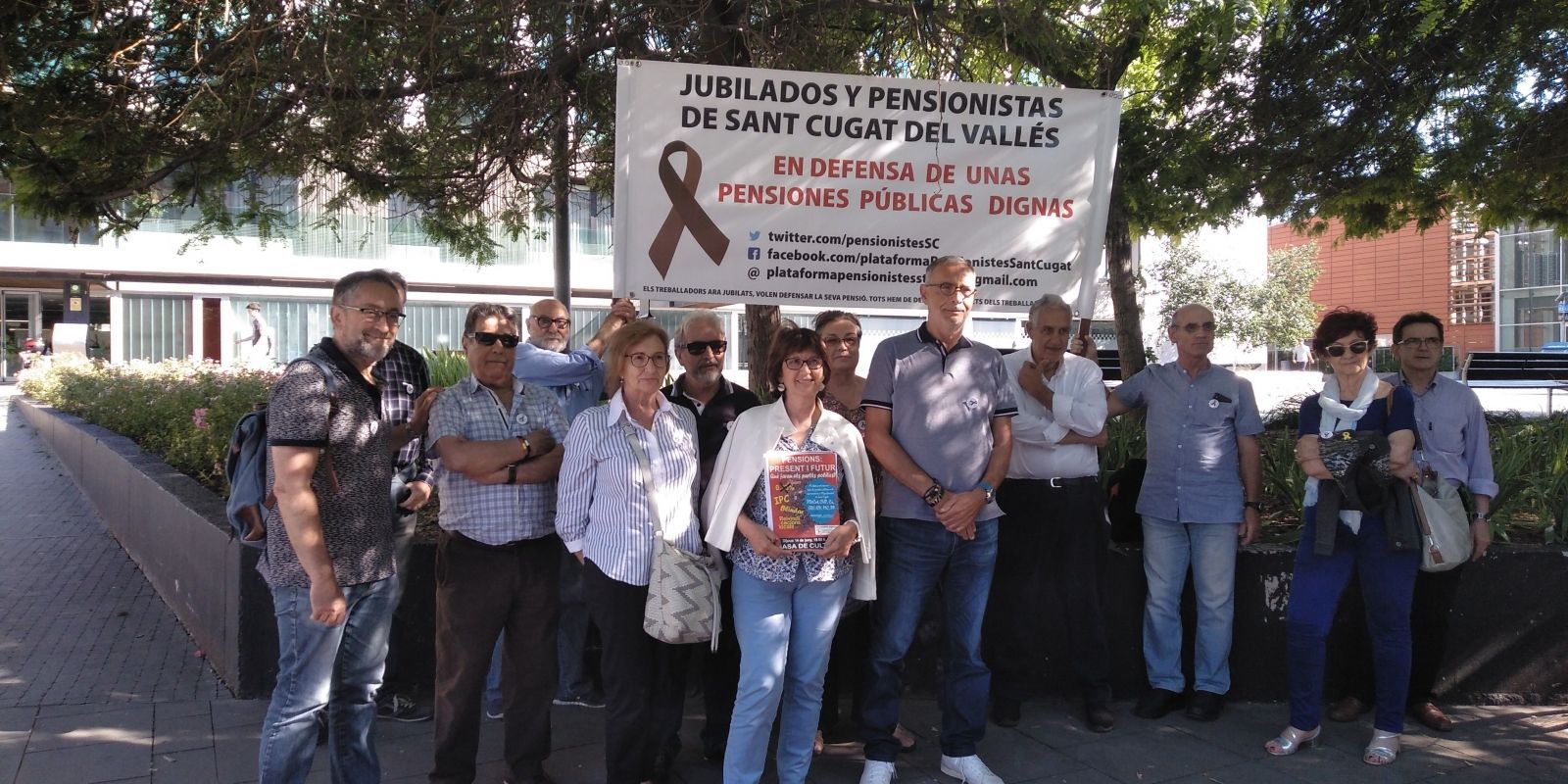 La Plataforma de Pensionistes manifestant-se davant de l'Ajuntament. FOTO: Ferran Mitjà