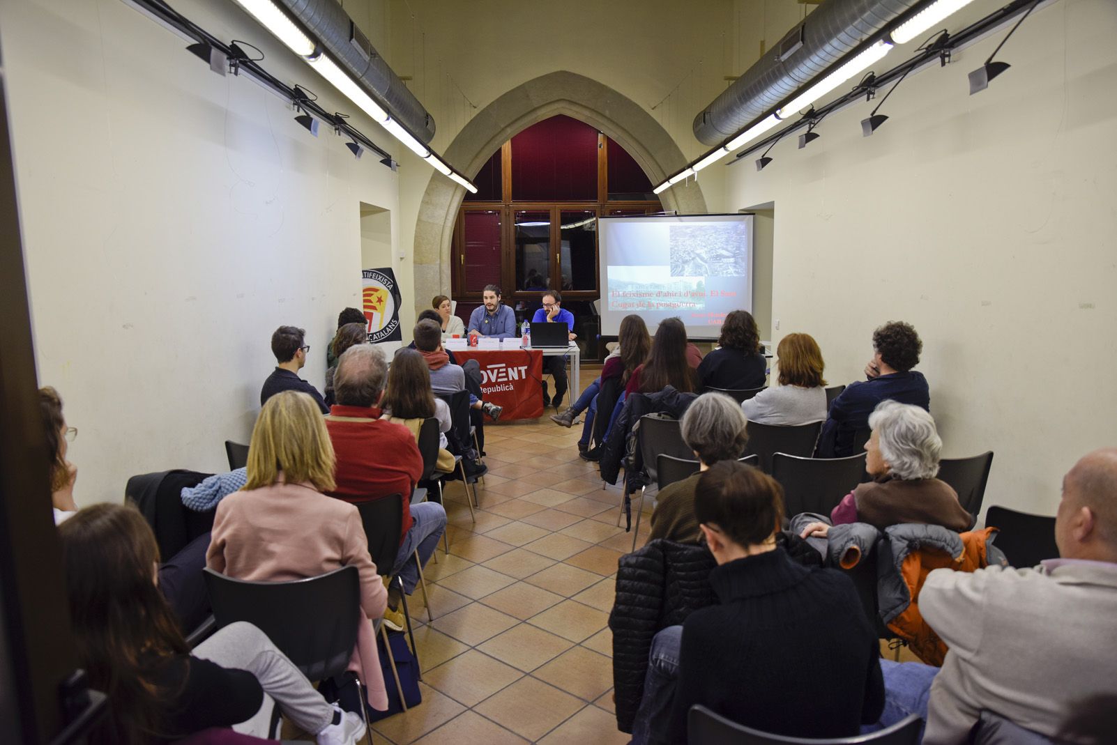 Xerrada antifeixista del Jovent Republicà al Casal Torreblanca. FOTO: Bernat Millet
