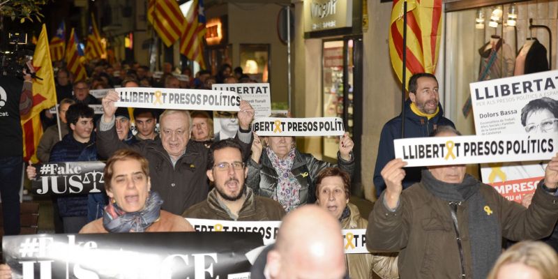 La manifestació ha recorregut el centre de Sant Cugat. FOTO: Bernat Millet